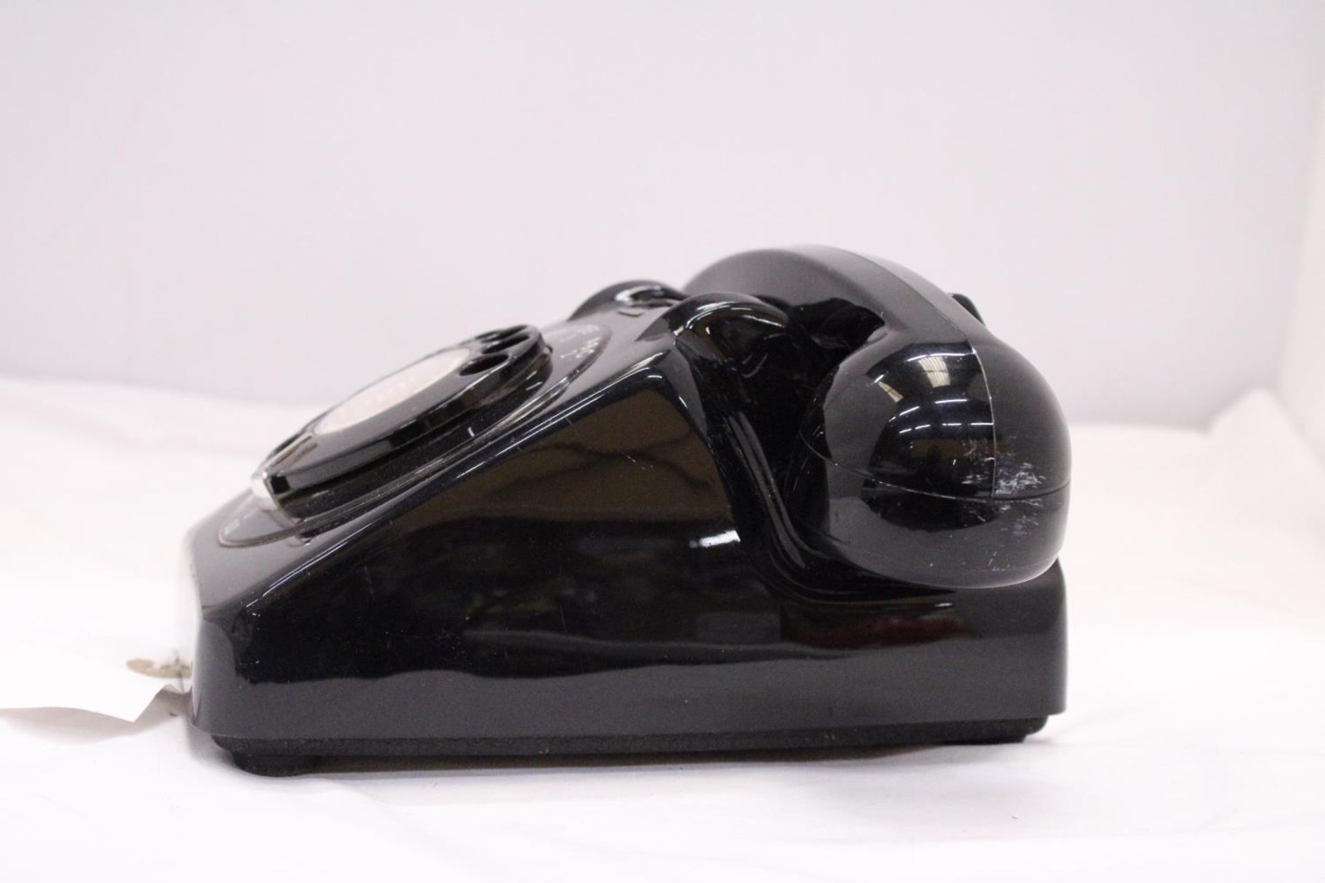 A VINTAGE BLACK TELEPHONE WITH DIAL - Bild 4 aus 6