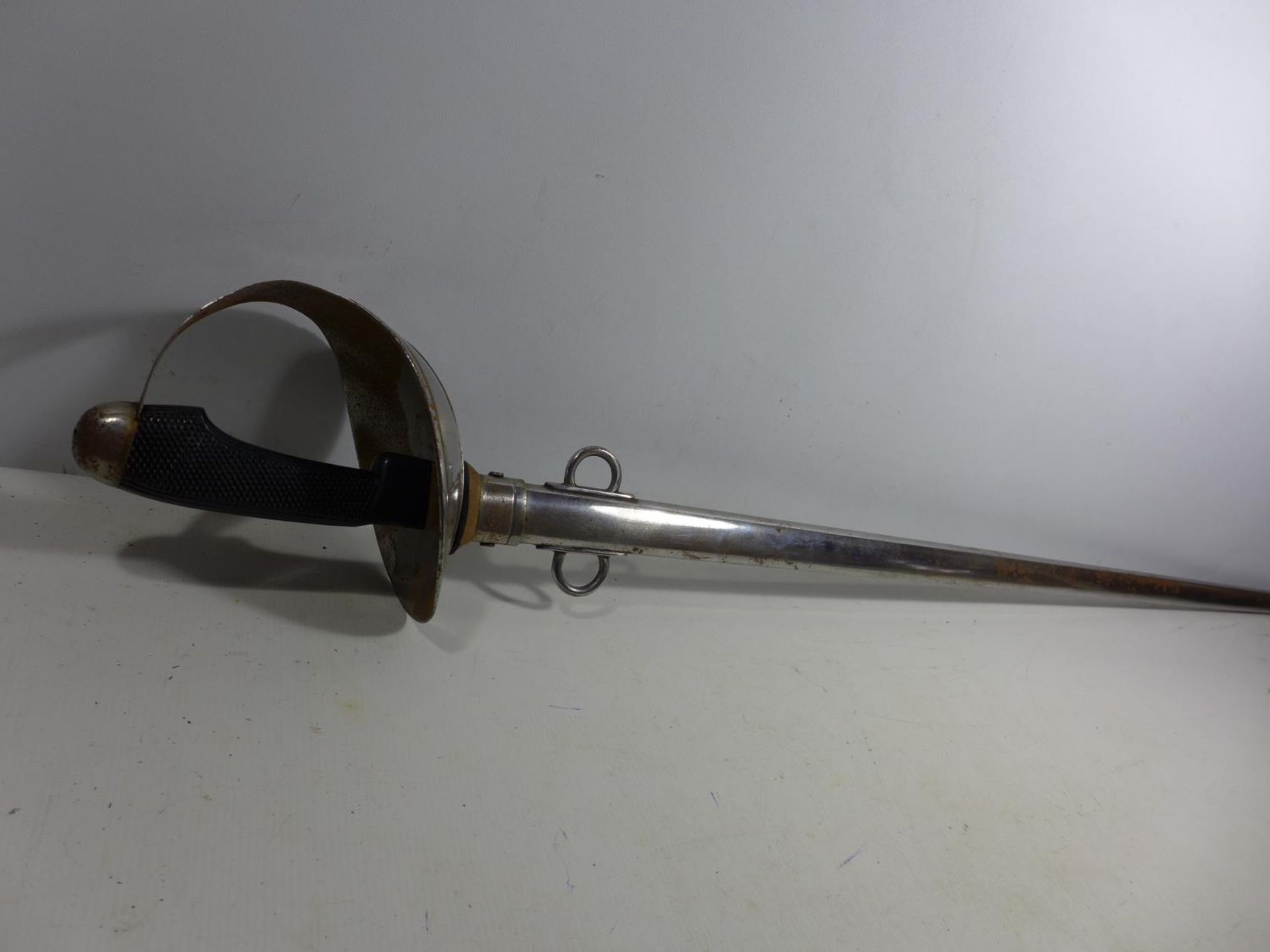 A REPLICA 1908 PATTERN CAVALRY TROOPERS SWORD AND SCABBARD, 89CM BLADE, LENGTH 110CM - Image 9 of 9