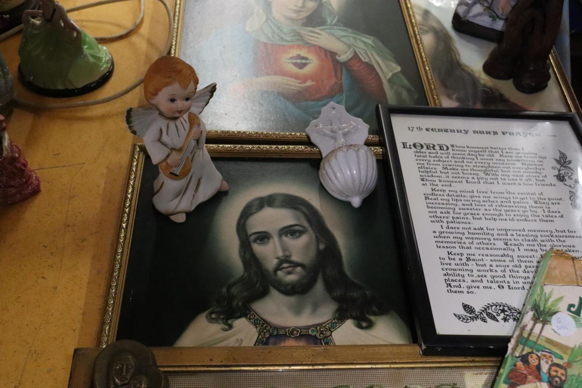A COLLECTION OF RELIGIOUS ITEMS TO INCLUDE PRINTS, FIGURES, ETC - Bild 3 aus 6