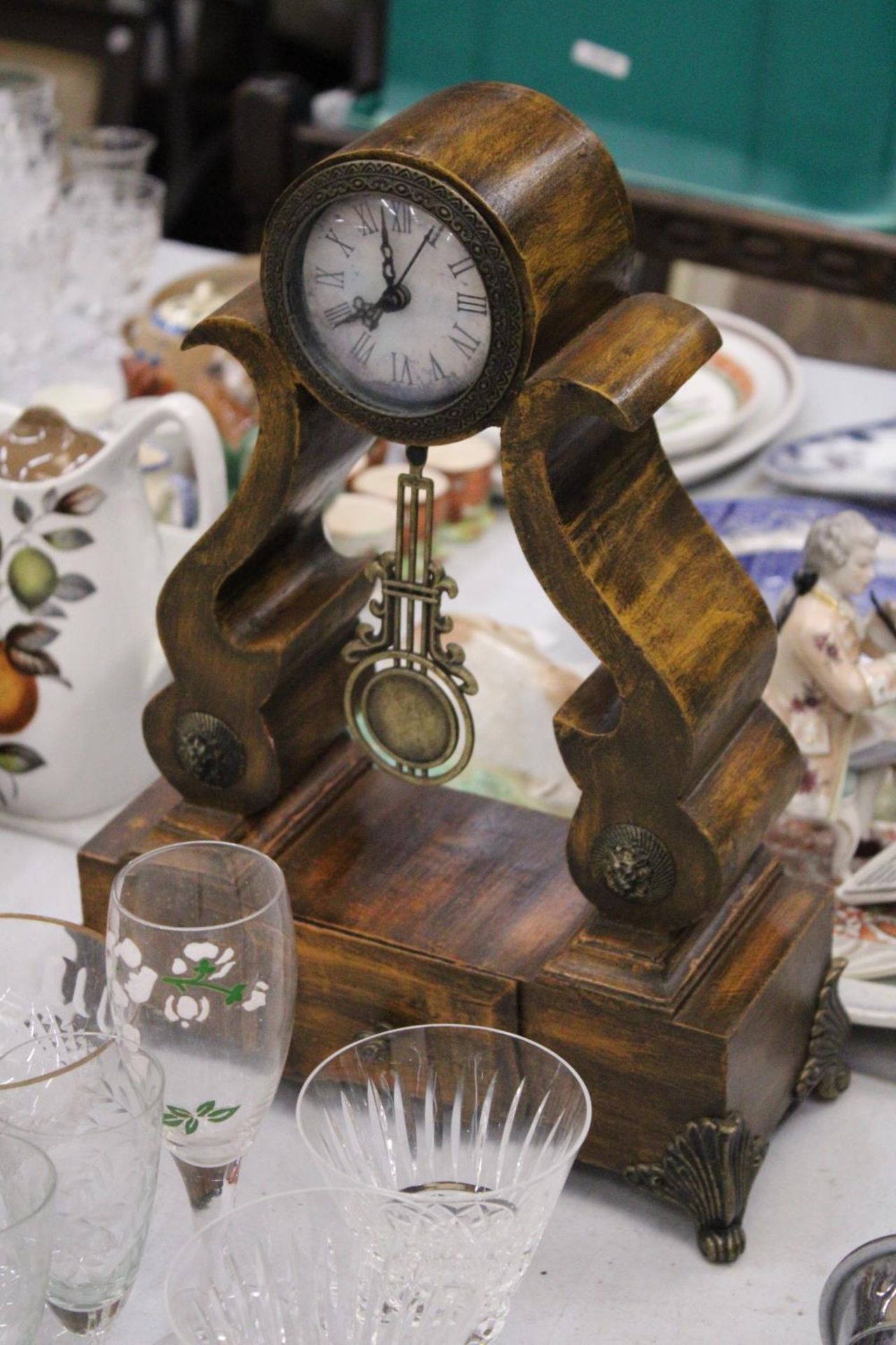 A BATTERY OPERATED WOODEN MANTEL CLOCK WITH DRAW - APPROXAMTLEY 38CM - Image 2 of 4