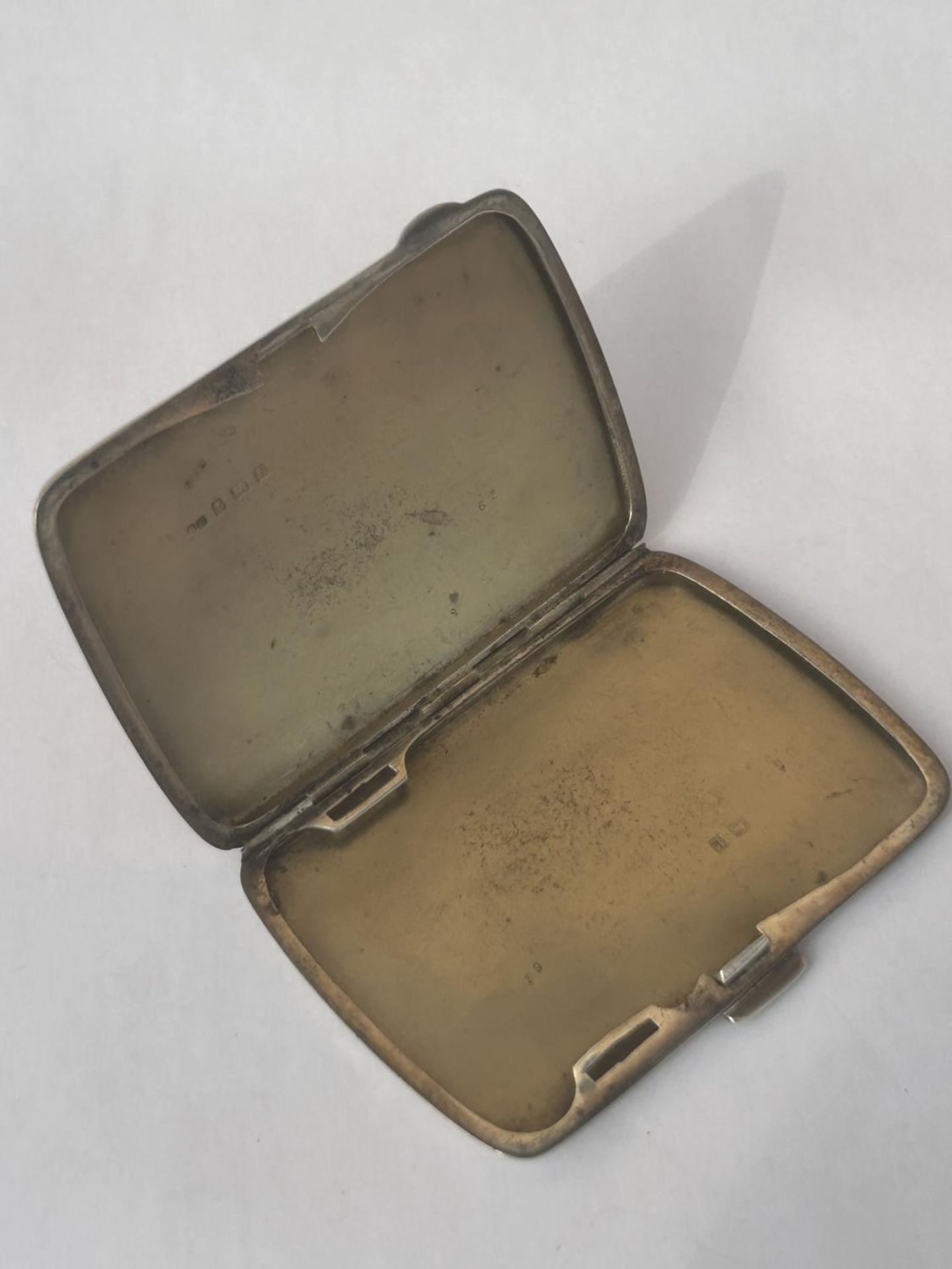 A GEORGE V HALLMARKED SILVER AND GUILLOCHE ENAMELED CIGARETTE CASE, BY HENRY MATTHEWS BIRMINGHAM - Image 4 of 5