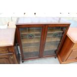 AN EDWARDIAN MAHOGANY AND INLAID 2 DOOR BOOKCASE WITH COLOURED GLASS, AND LEADED DOORS ON CABRIOLE