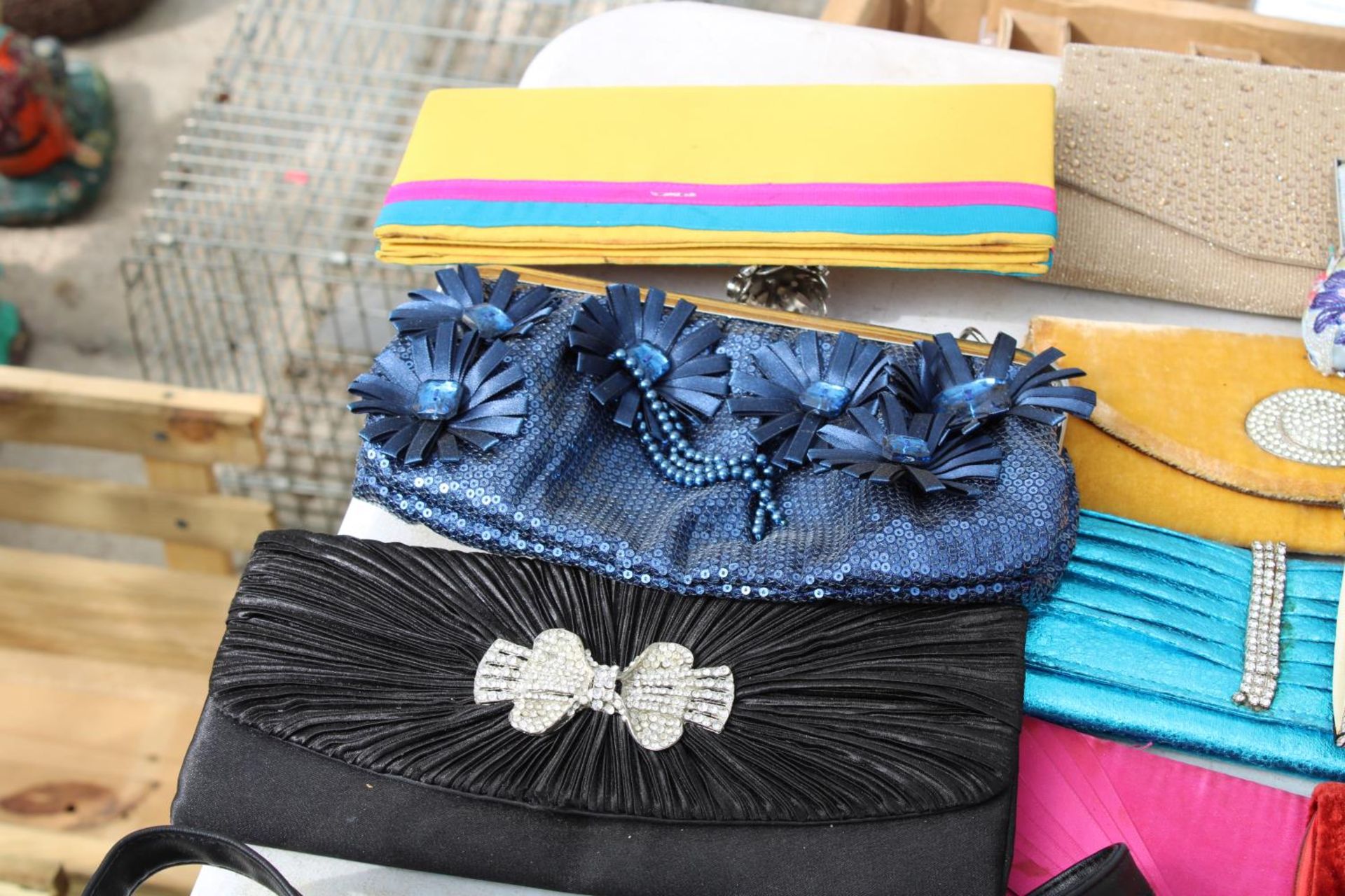 AN ASSORTMENT OF LADIES CLUTCH BAGS - Image 3 of 5