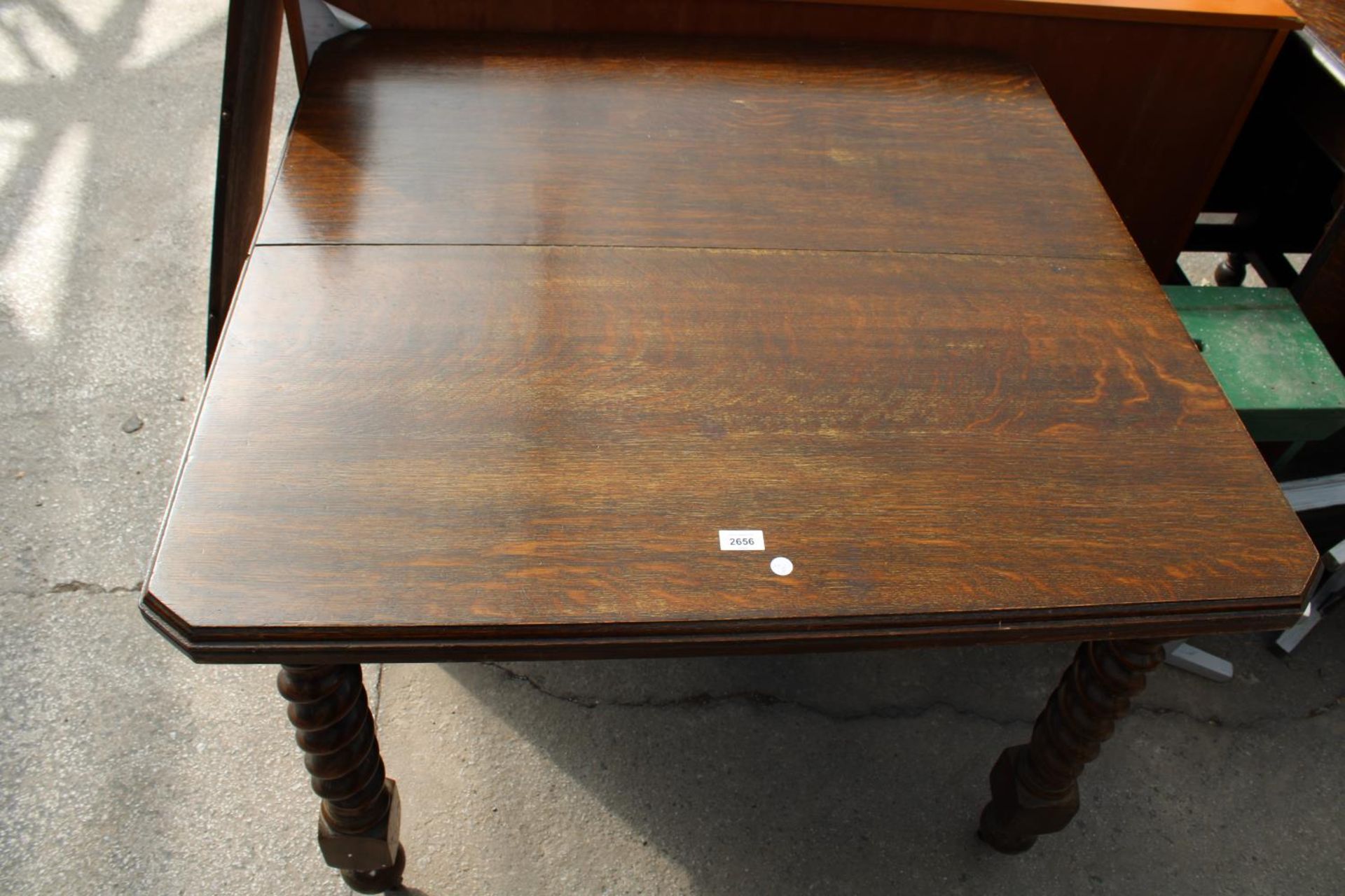 AN EARLY 20TH CENTURY OAK EXTENDING DINING TABLE ON BARLEY-TWIST LEGS WITH CANTED CORNERS, 41" - Image 3 of 3