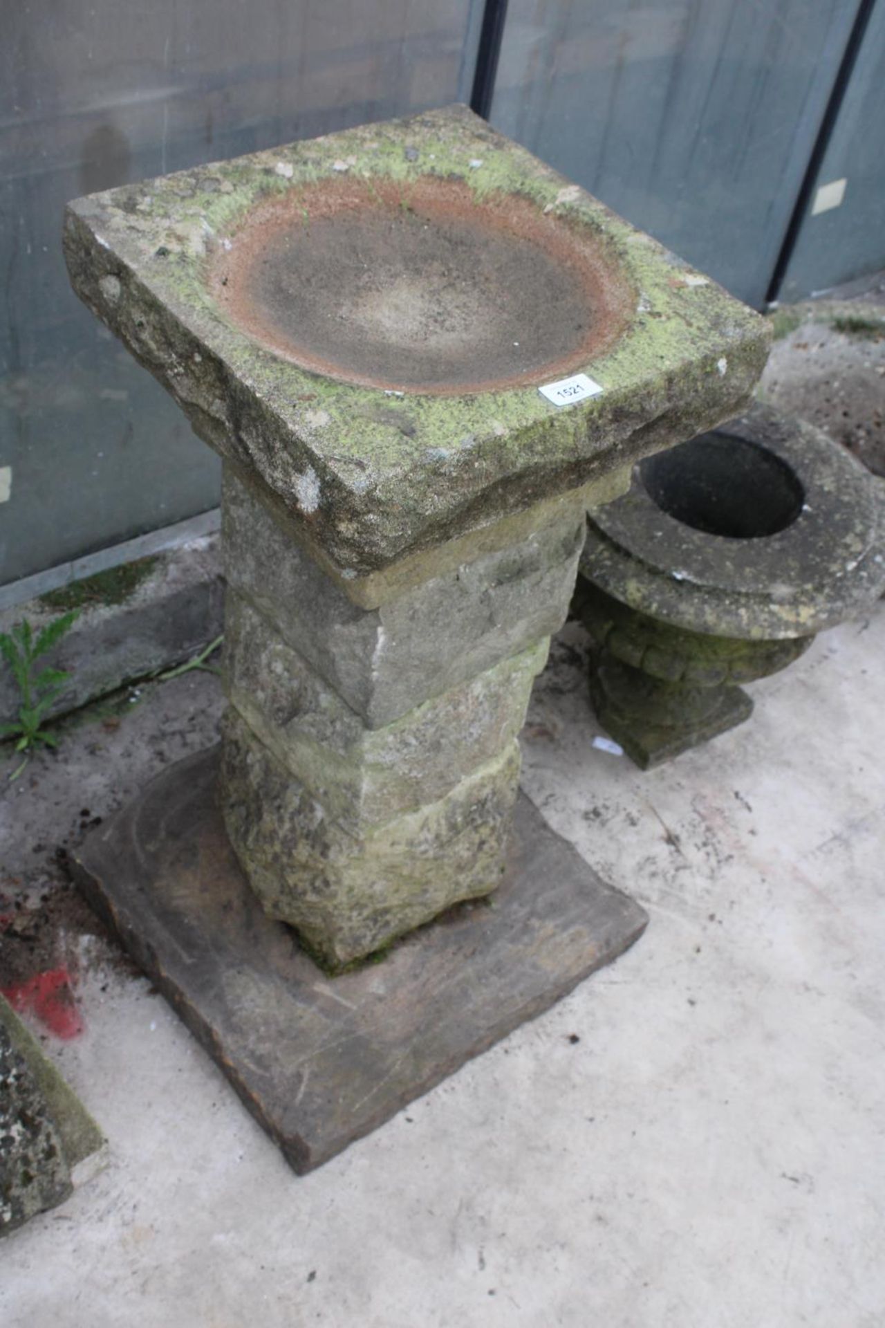 A VINTAGE WEATHERED NATURAL STONE BIRD BATH WITH PEDESTAL BASE (H:76CM) - Image 2 of 4