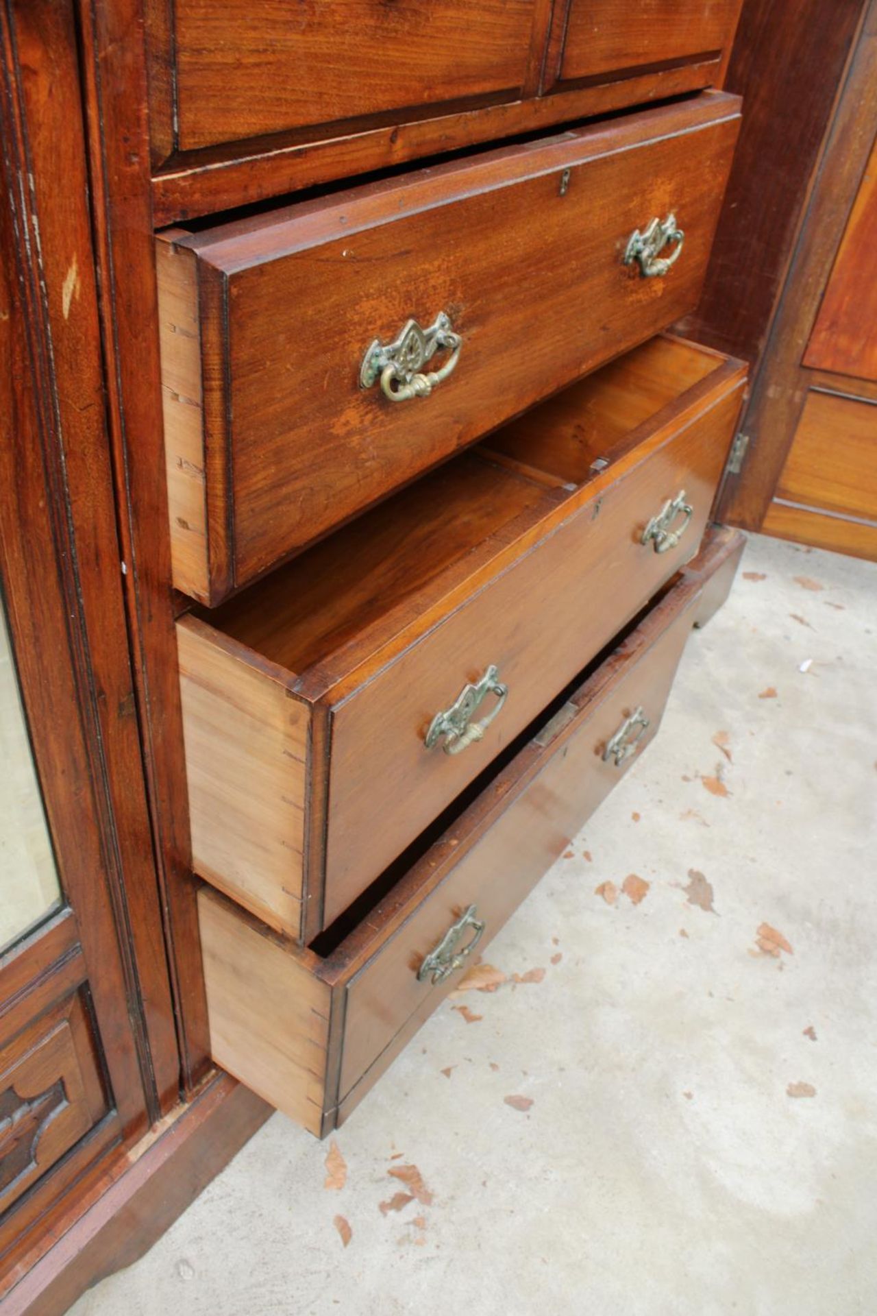 A LATE VICTORIAN MAHOGANY DOUBLE MIRROR-DOOR WARDROBE ENCLOSING 2 CUPBOARDS, 2 SHORT AND 3 LONG - Image 6 of 6