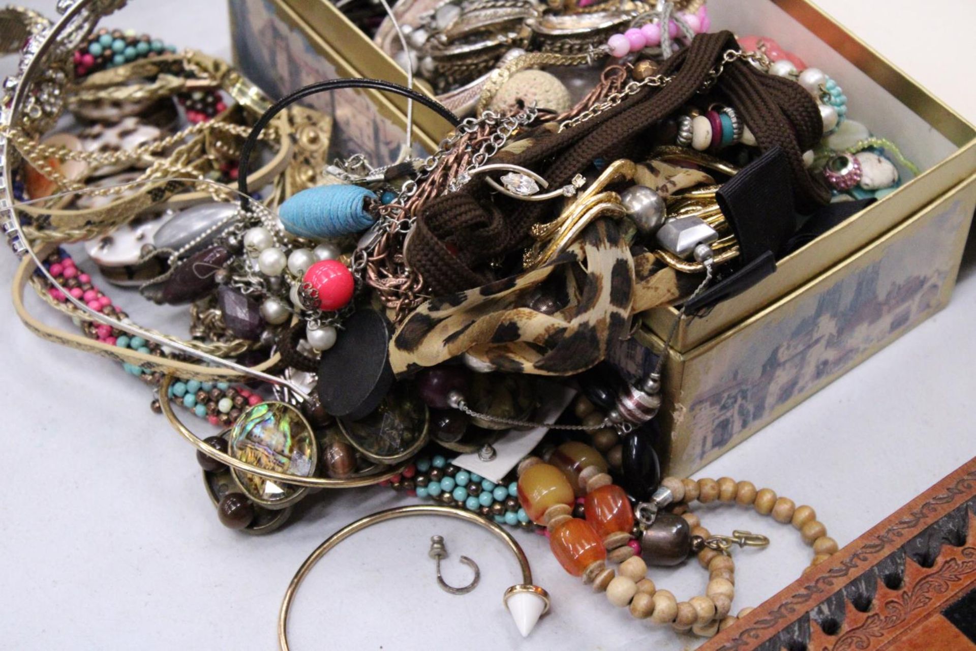 A QUANTITY OF COSTUME JEWELLERY TO INCLUDE NECKLACES, EARRINGS, BANGLES, ETC, IN A DOMED BOX - Image 4 of 5