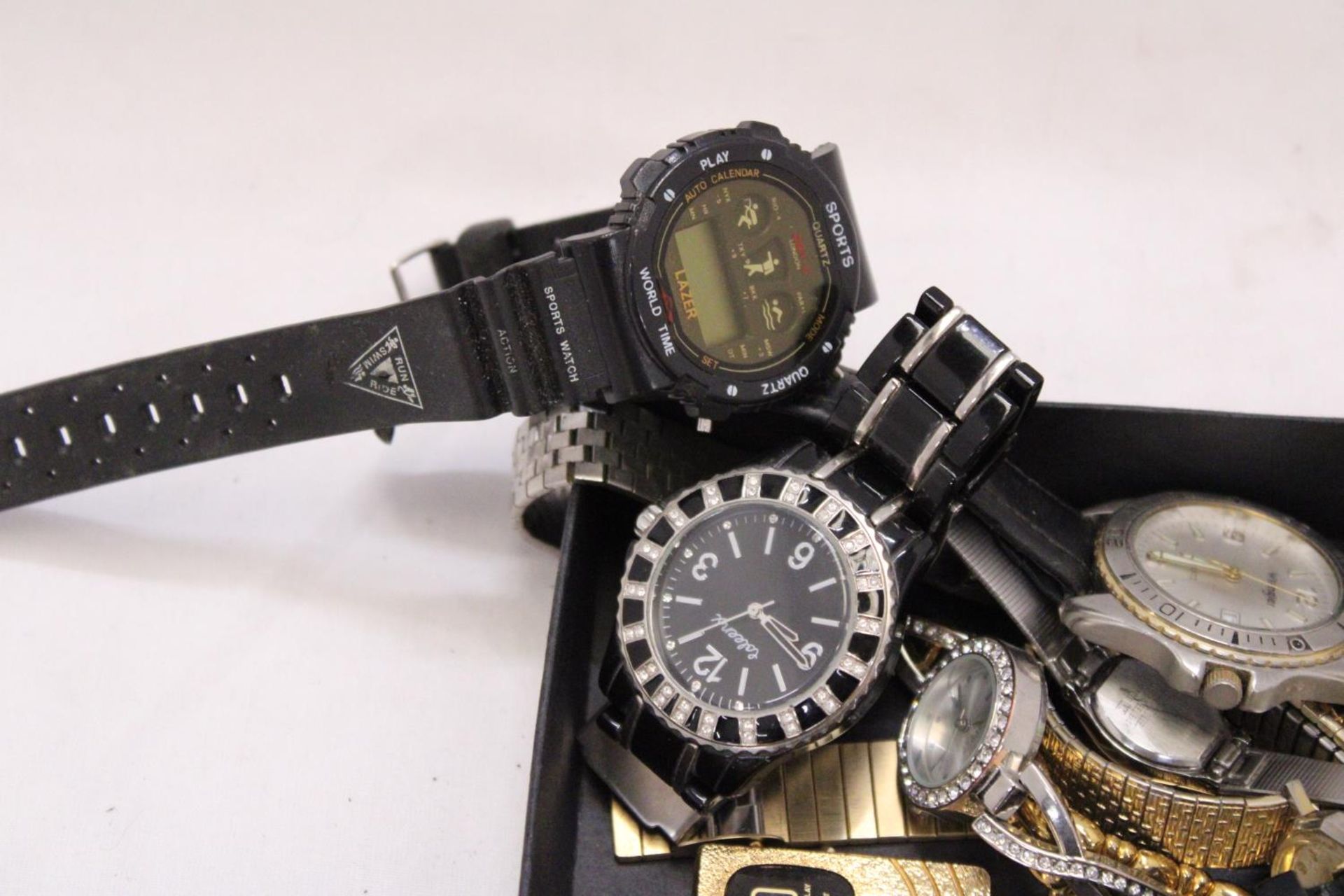 A MIXED LOT OF VINTAGE MECHANICAL AND QUARTZ WATCHES - Image 3 of 6