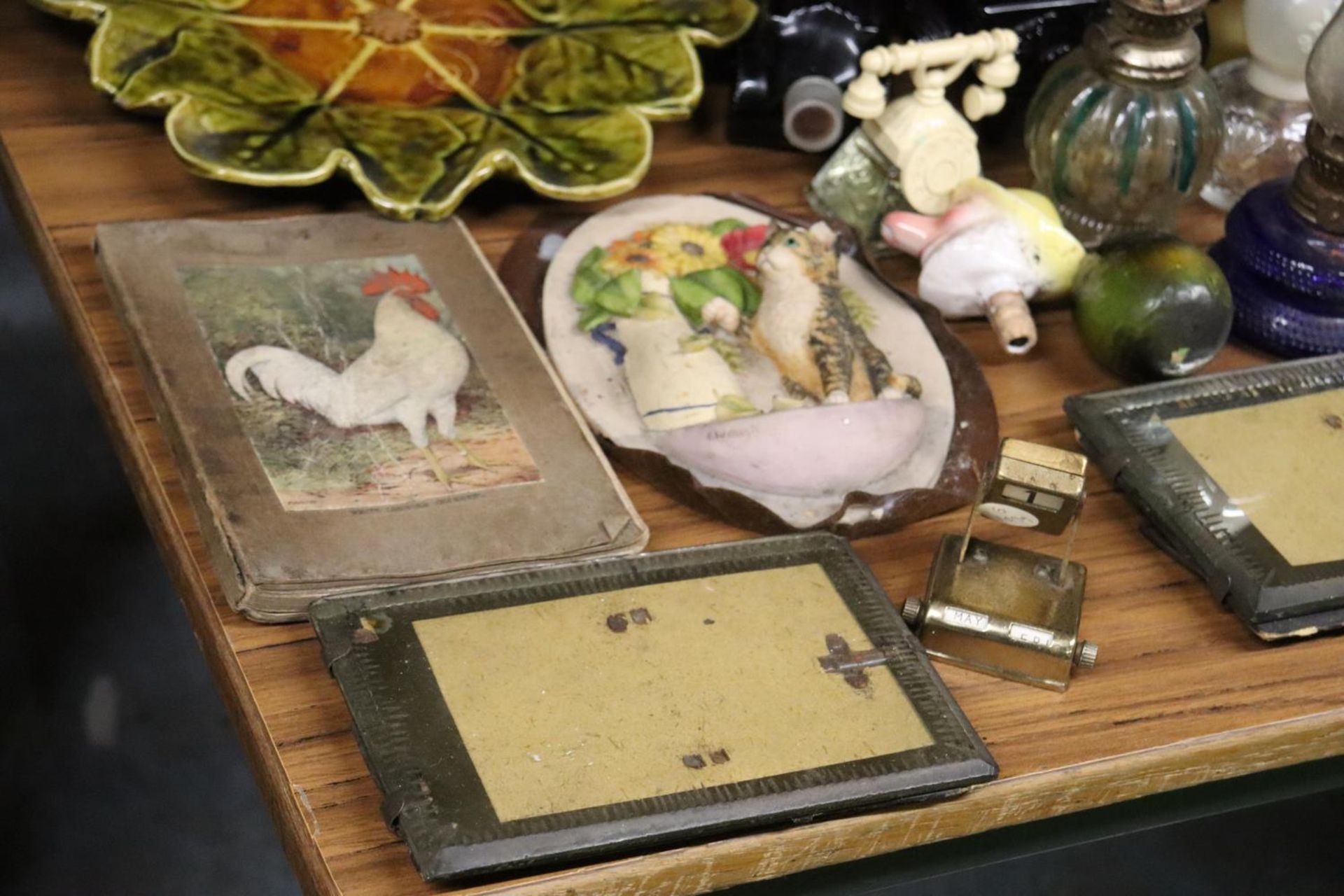A QUANTITY OF ITEMS TO INCLUDE VINTAGE AVON BOTTLES, A FRAMED PRINT, MINI OIL LAMPS, PHOTO FRAMES, - Image 5 of 6
