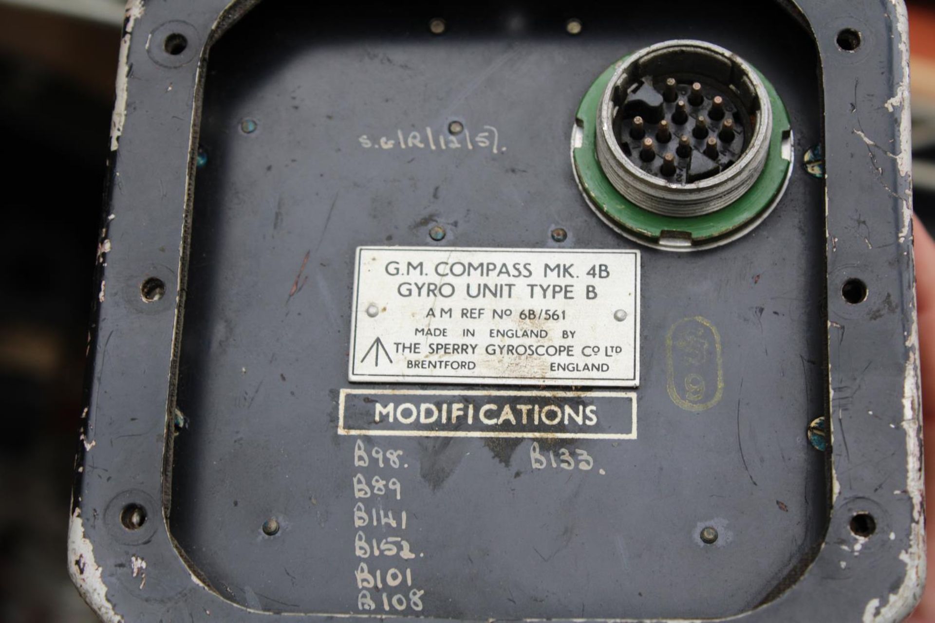 A LARGE ASSORTMENT OF VINTAGE BELIEVED MILITARY ISSUED AREOPLANE PARTS TO INCLUDE VOLT METERS AND - Image 8 of 9