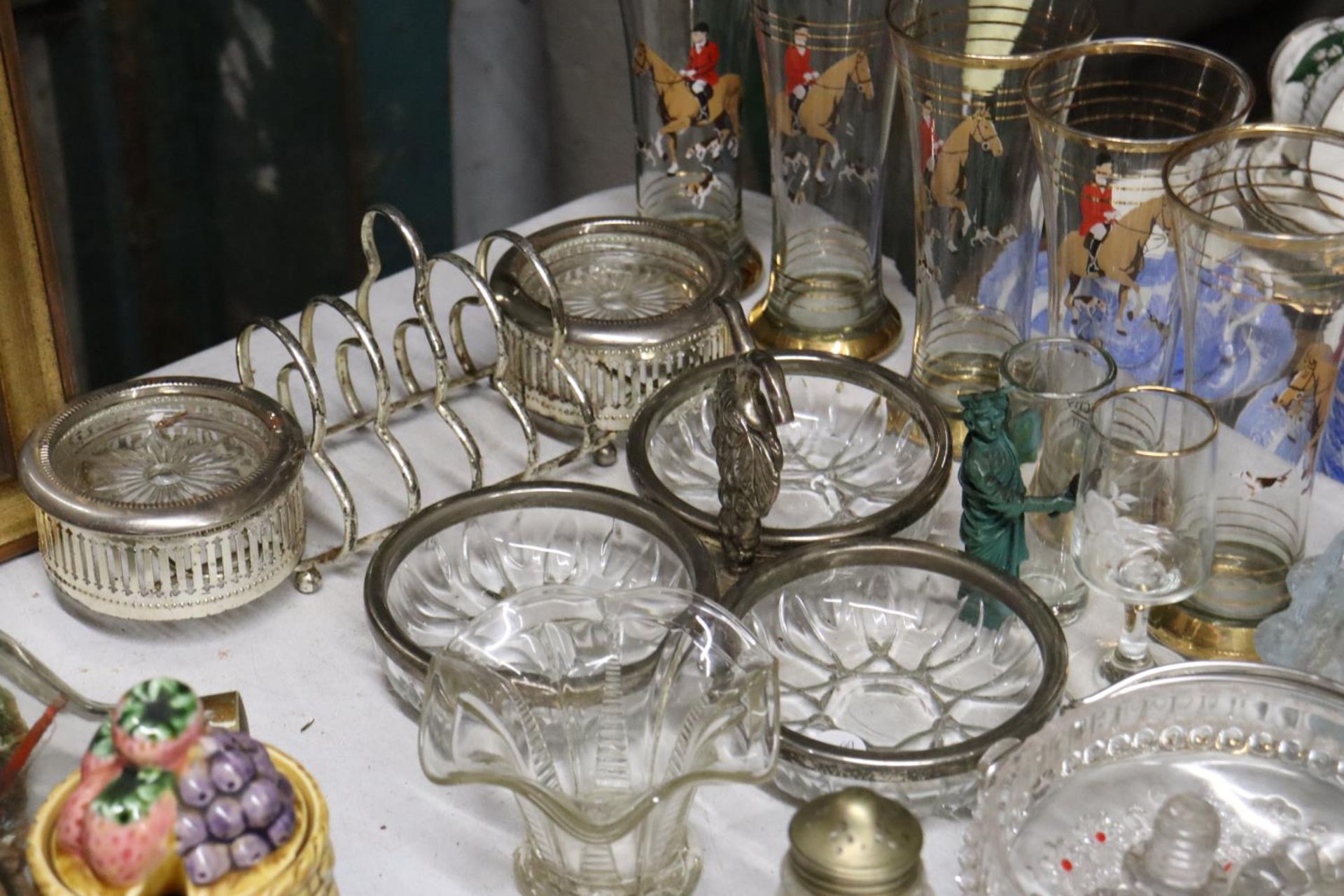 A MIXED LOT OF GLASSWARE TO INCLUDE HUNTING GLASSES, MINIATURE GLASS TANKERS, GLASS ICE CUBES ETC - Image 3 of 7