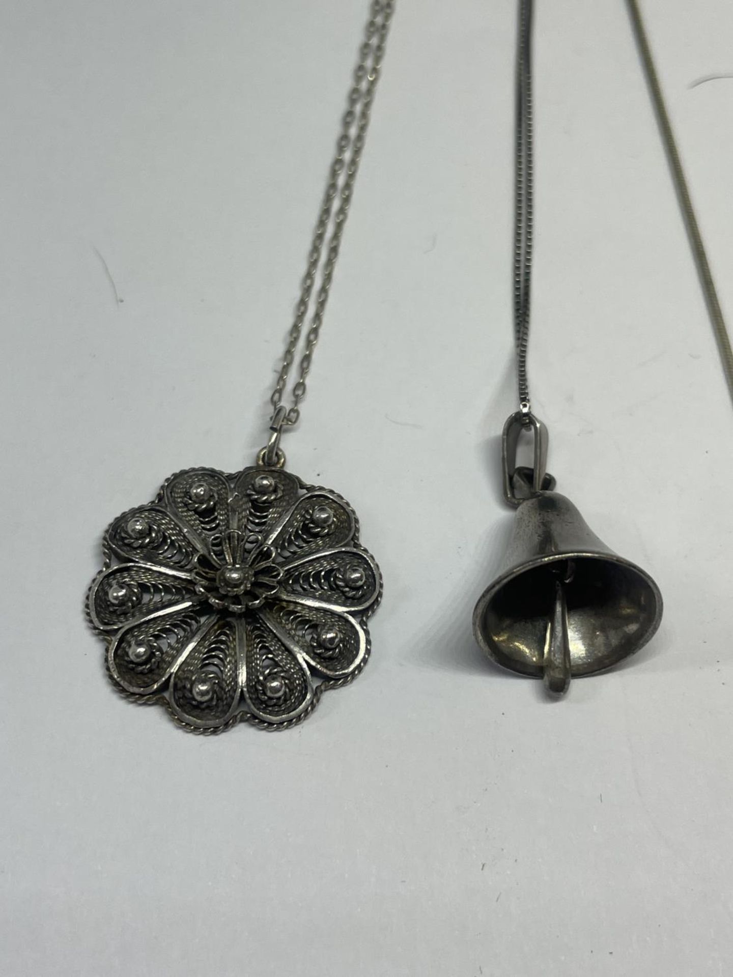 FOUR SILVER NECKLACES WITH PENDANTS - Bild 2 aus 3