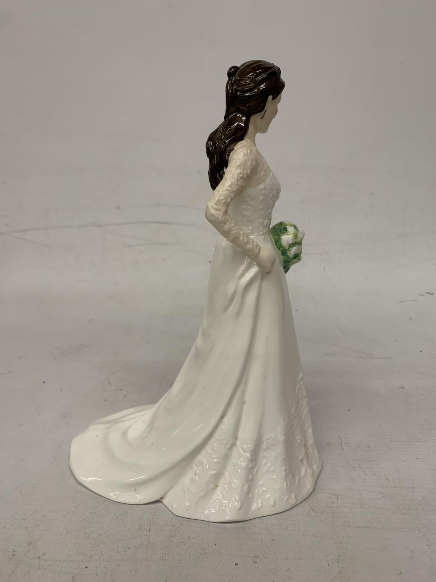 A ROYAL WORCESTER FIGURE "CATHERINE DUCHESS OF CAMBRIDGE" LIMITED EDITION OF 2995 - Image 2 of 4