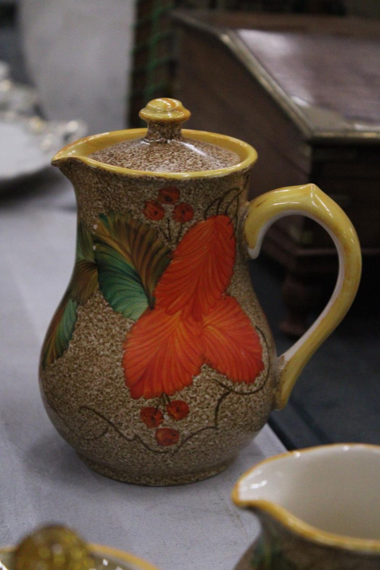 THREE PIECES OF VINTAGE SUDLOW CERAMICS TO INCLUDE, A LIDDED JUG, CREAM JUG AND LIDDED SUGAR BOWL - Image 4 of 6