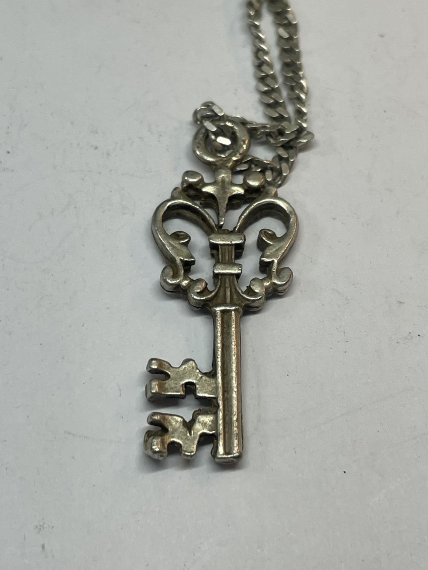 A SILVER KEY NECKLACE IN A PRESENTATION BOX - Image 2 of 3