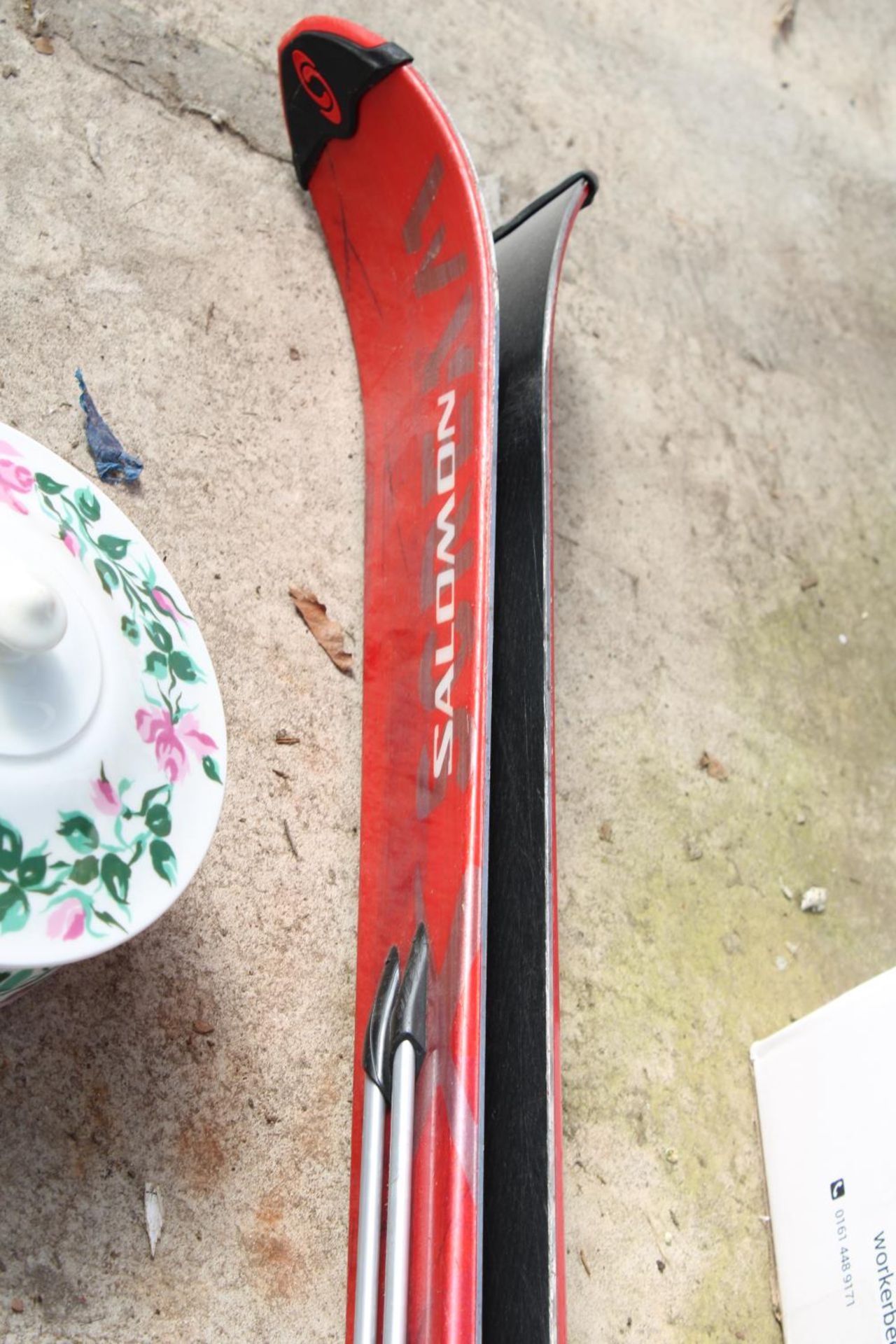 A PAIR OF SALOMON SKIS - Bild 3 aus 3