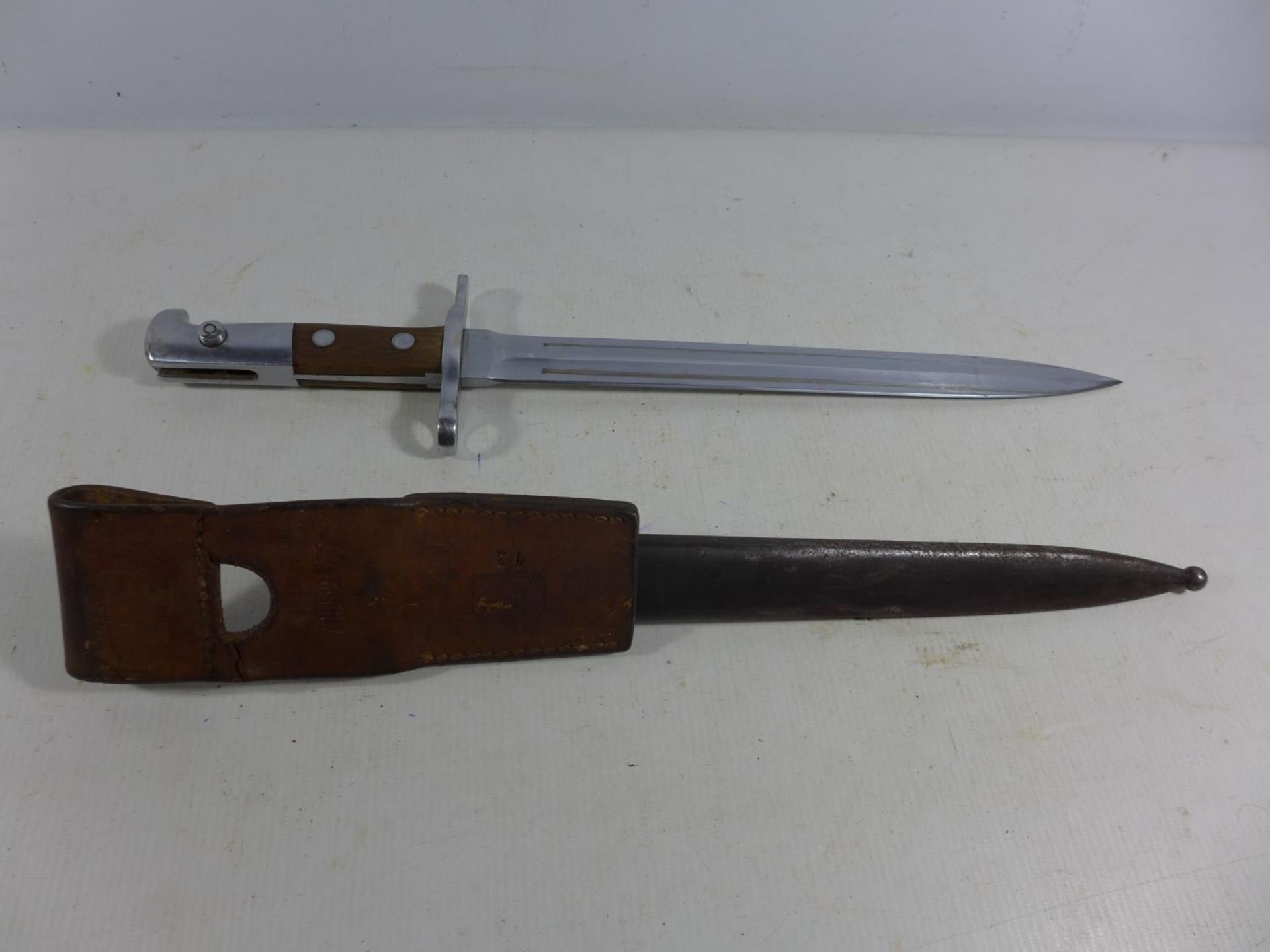 A SWISS 1918 BAYONET AND SCABBARD, 30CM BLADE, LENGTH 46CM - Image 3 of 5