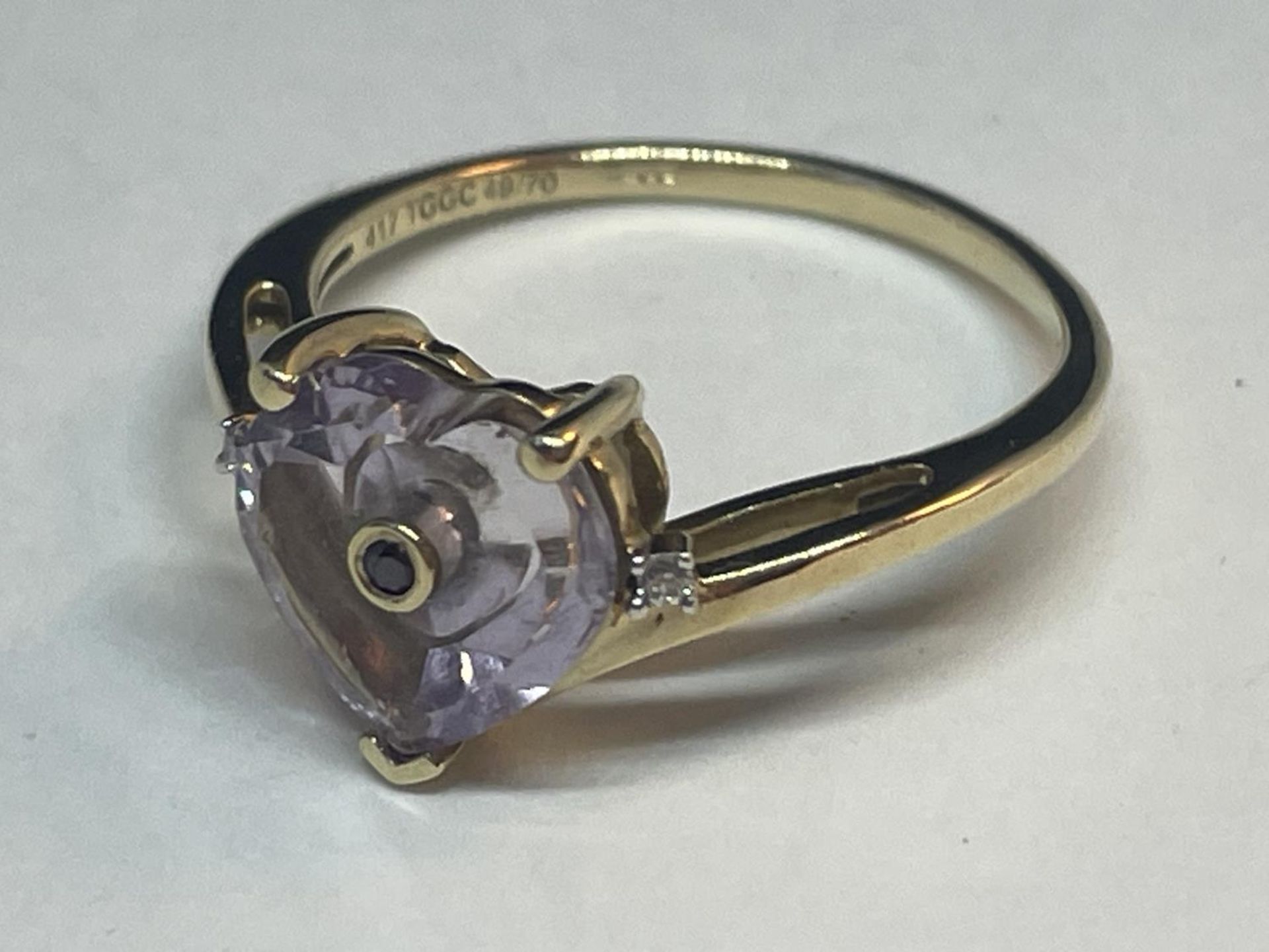 A 9 CARAT GOLD RING WITH A HEART SHAPED AMETHYST AND TWO DIAMONDS SIZE N/O - Image 2 of 4
