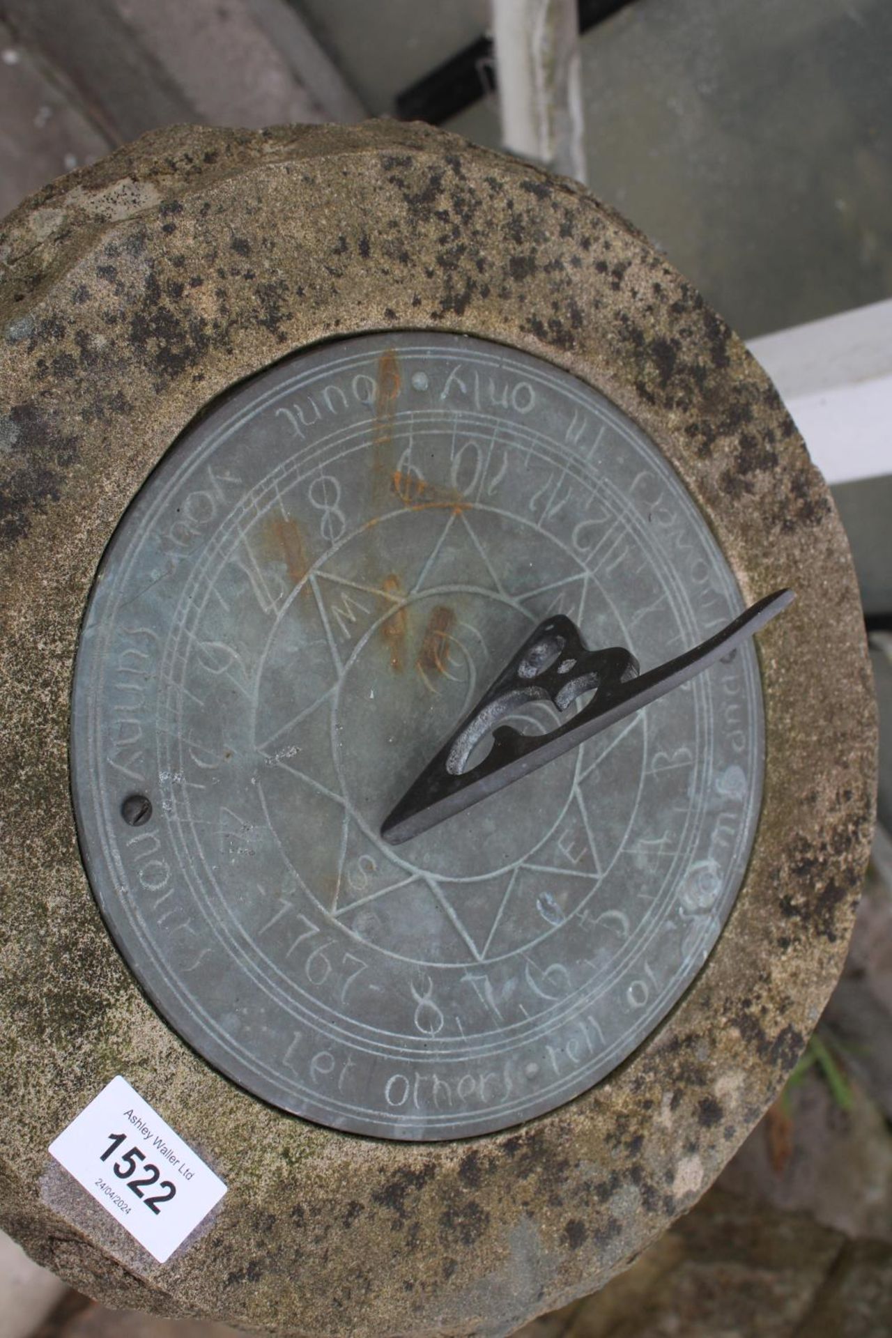 A WEATHERED NATURAL STONE SUNDIAL (H:69CM) - Image 3 of 3