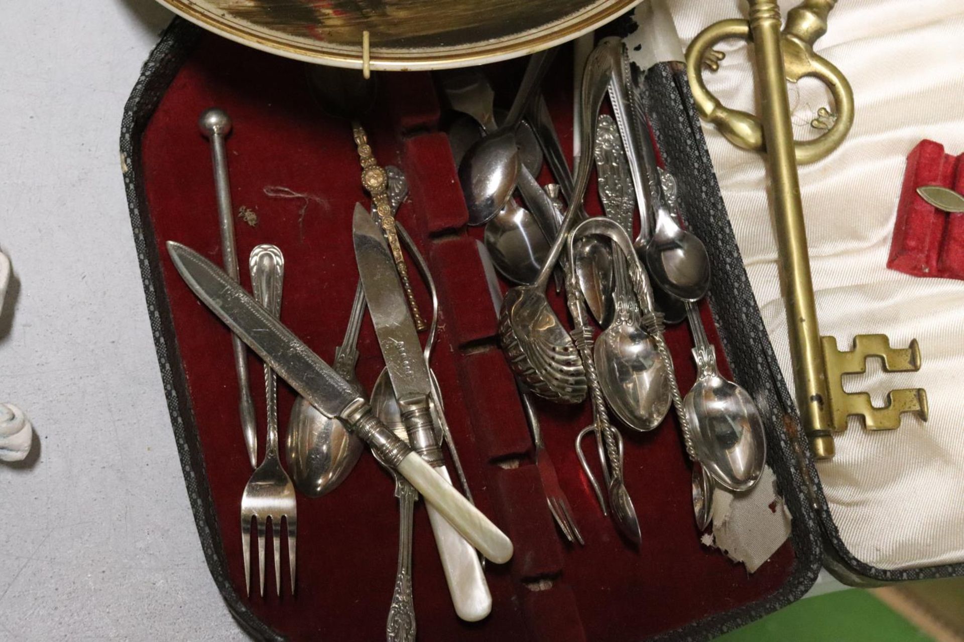 A MIXED LOT TO INCLUDE TWO LARGE BRASS KEYS, A QUANTITY OF FLATWARE, A CABINET PLATE PLUS SHIP IN - Bild 8 aus 9