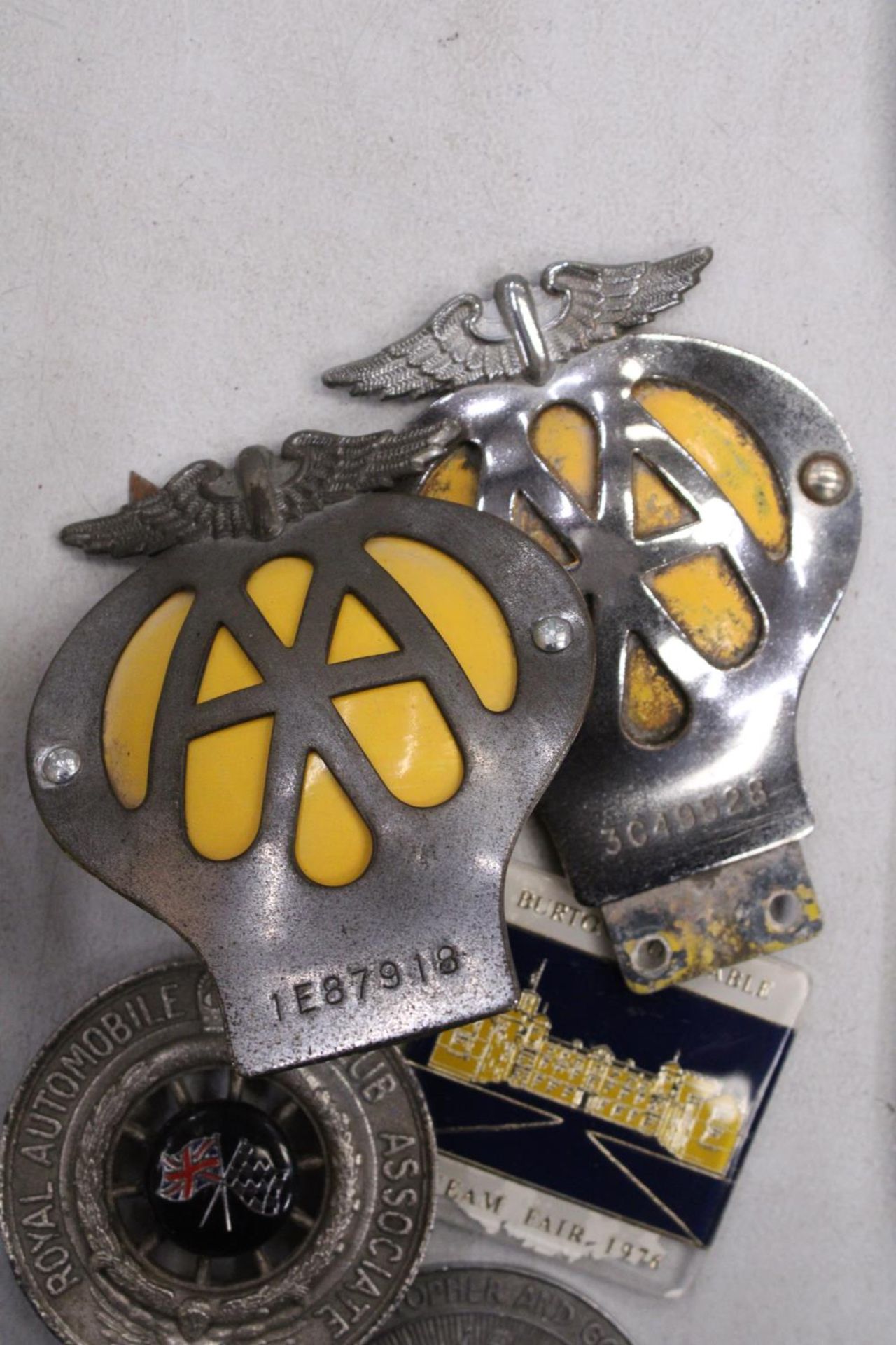 FOUR VINTAGE CAR BADGES TO INCLUDE THE AA, PLUS TWO OTHERS - Image 2 of 5