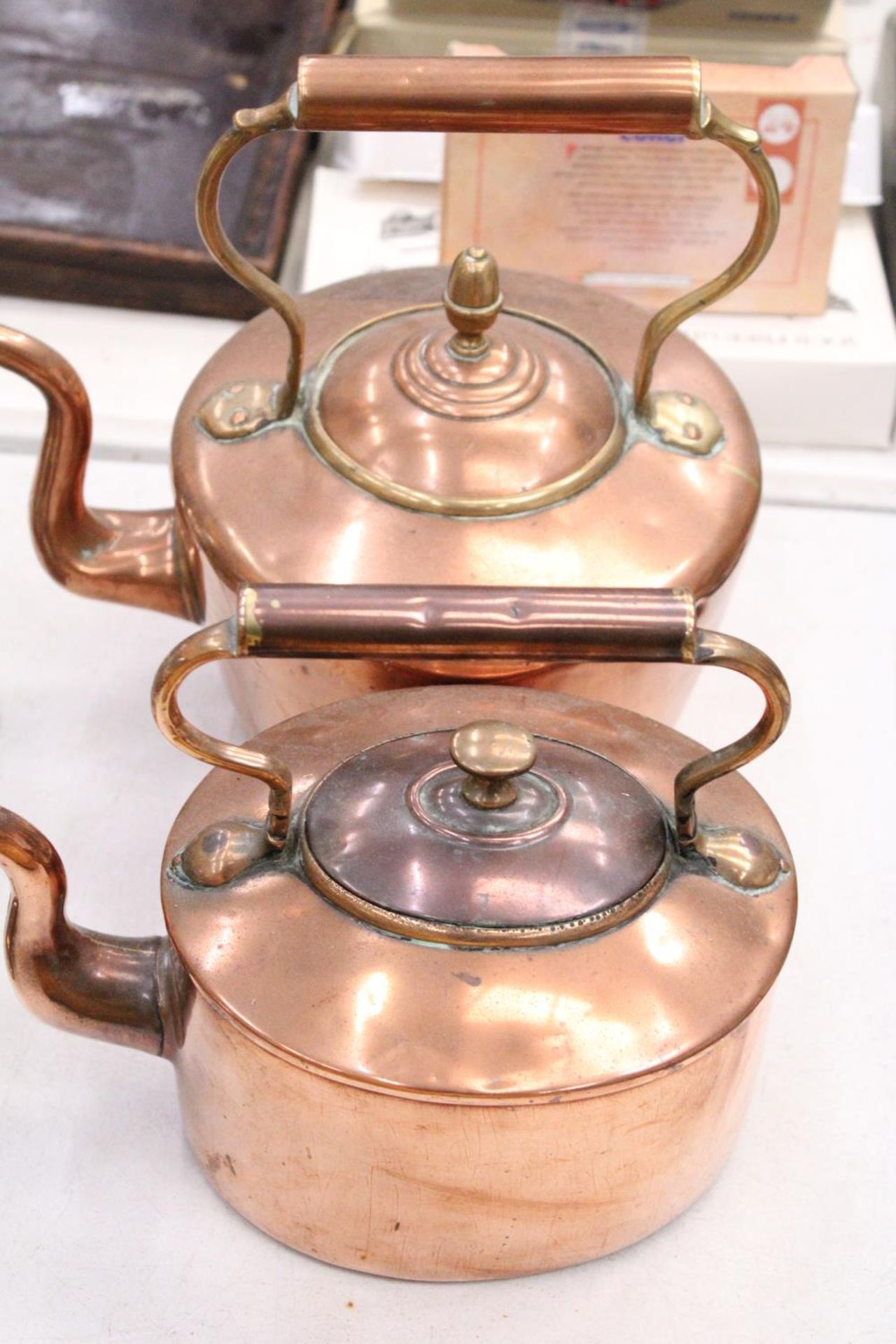 TWO LARGE VICTORIAN COPPER KETTLES - Bild 4 aus 5