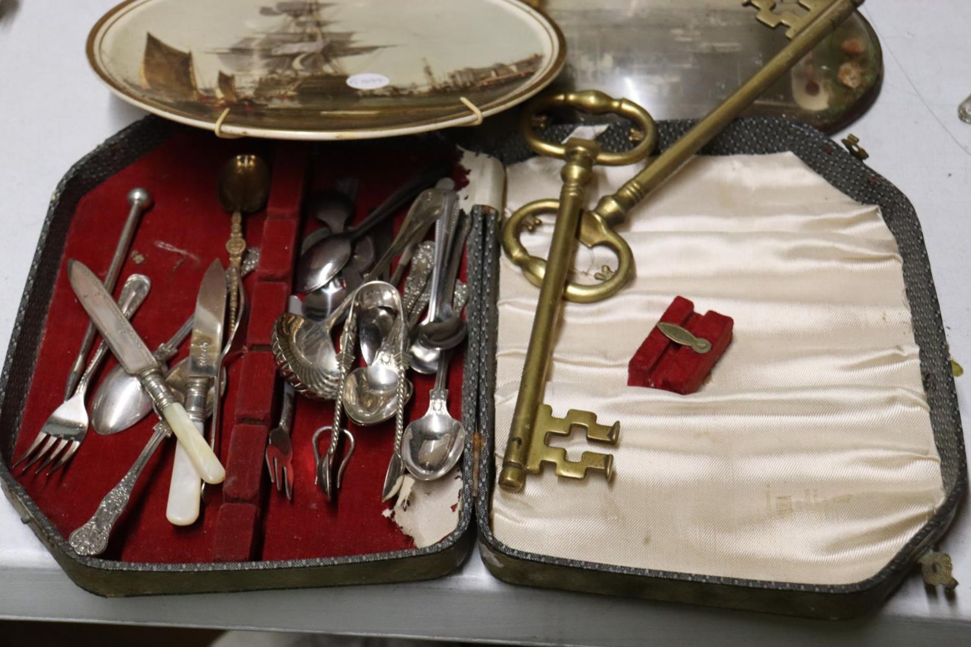 A MIXED LOT TO INCLUDE TWO LARGE BRASS KEYS, A QUANTITY OF FLATWARE, A CABINET PLATE PLUS SHIP IN - Bild 2 aus 9
