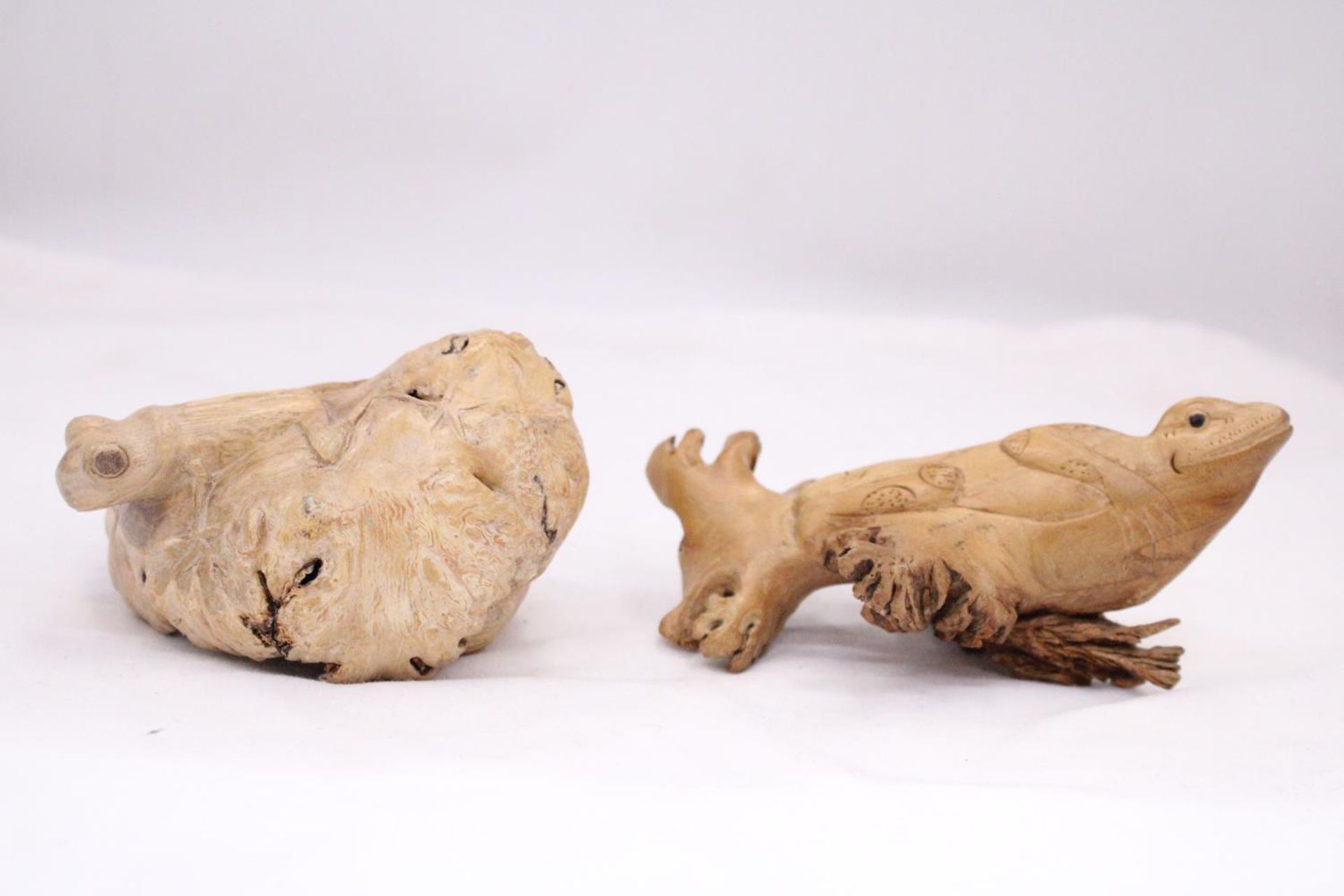 A VINTAGE CARVED DRIFTWOOD WOOD FROG AND LIZARD - Image 6 of 7