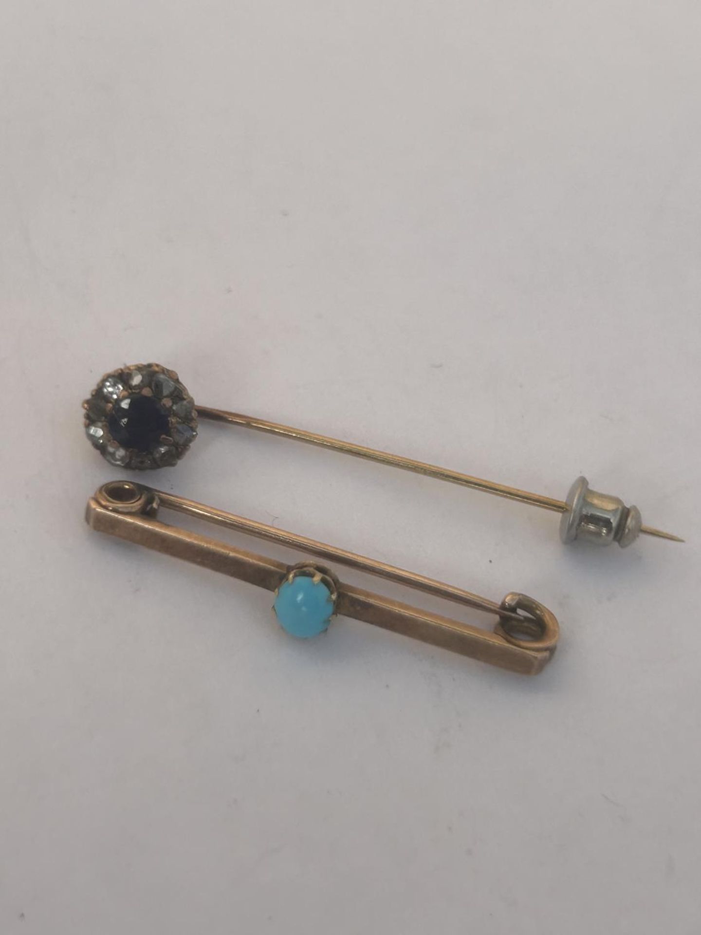 A VINTAGE 14CT GOLD AND SAPPHIRE STICK PIN MARKED 585, WITH A VINTAGE UNMARKED YELLOW BROOCH WITH