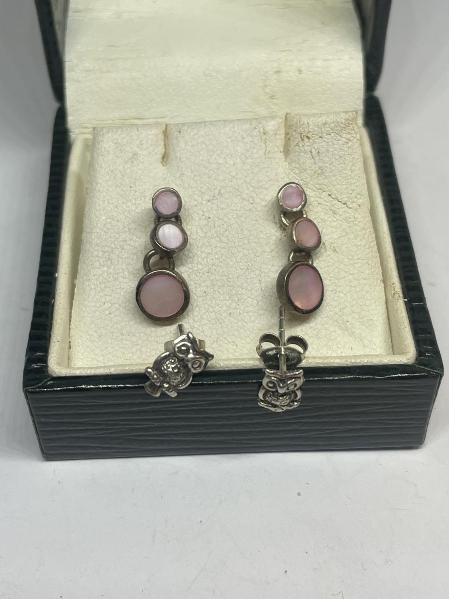 TWO PAIRS OF SILVER EARRINGS IN A PRESENTATION BOX