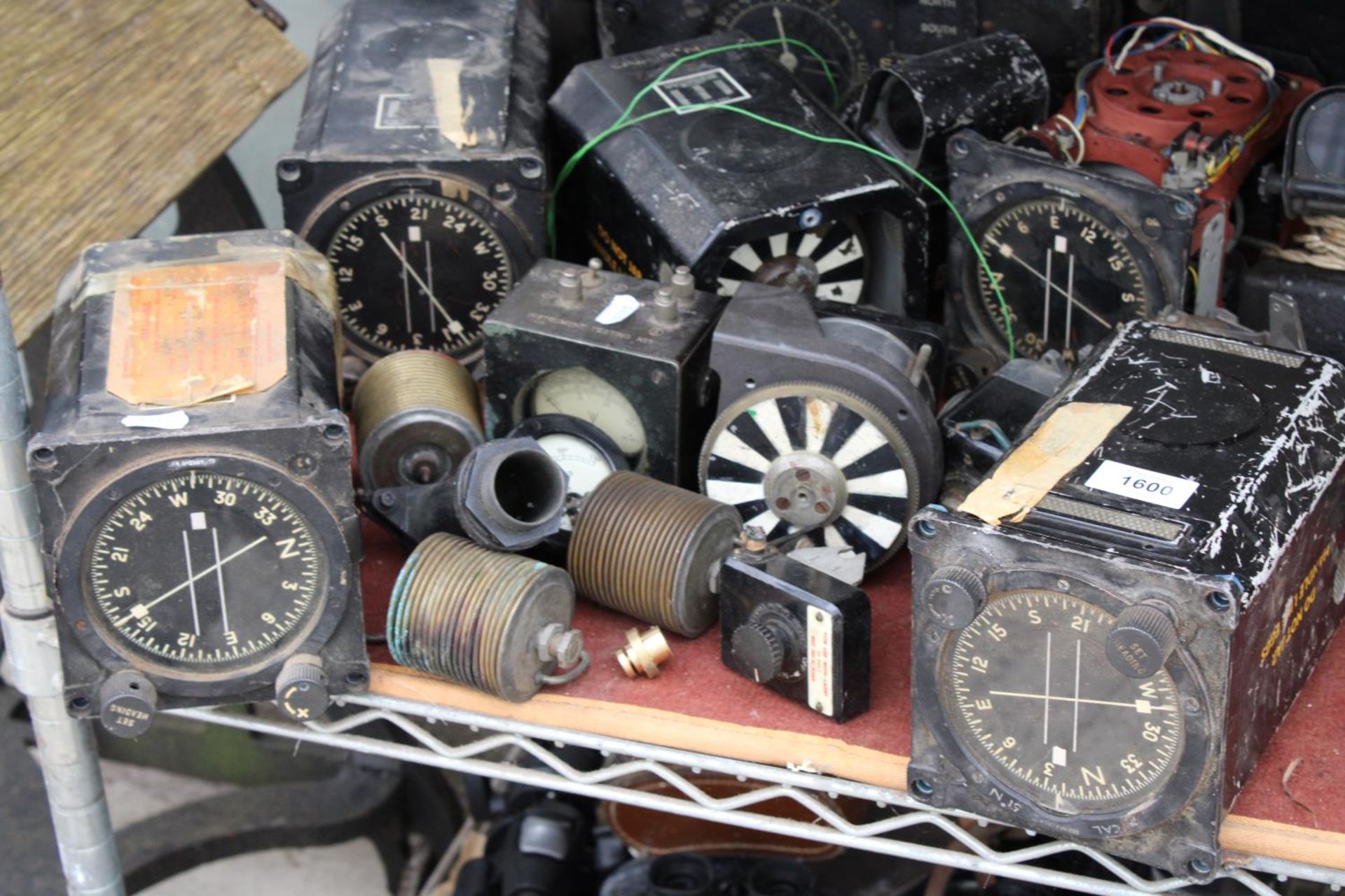 A LARGE ASSORTMENT OF VINTAGE BELIEVED MILITARY ISSUED AREOPLANE PARTS TO INCLUDE VOLT METERS AND - Bild 2 aus 9