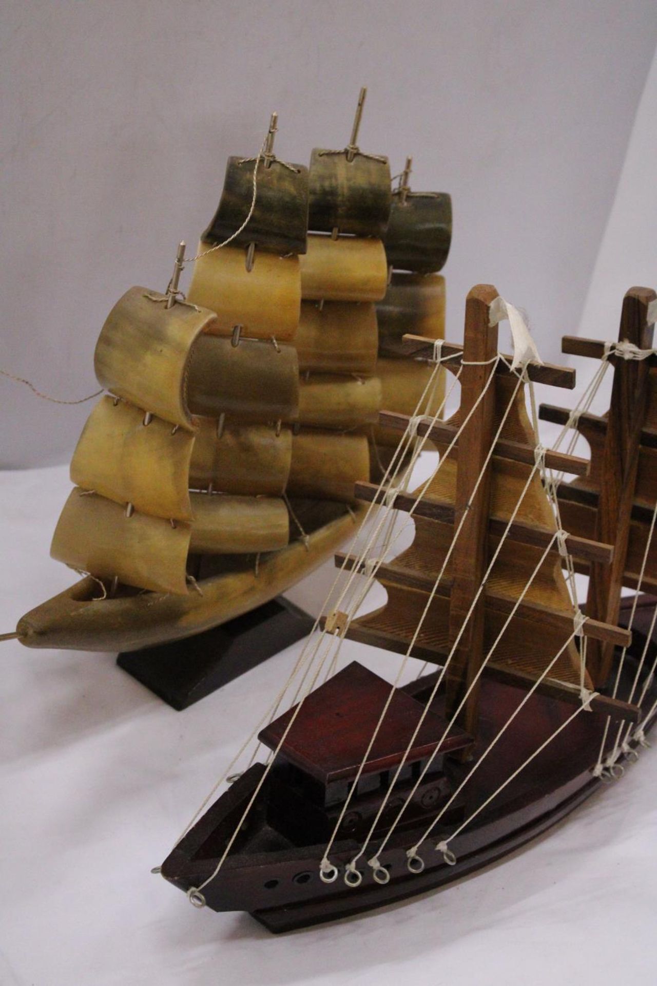 TWO MODELS OF SHIPS TO INCLUDE ONE WOODEN AND ONE HORN - Bild 2 aus 6