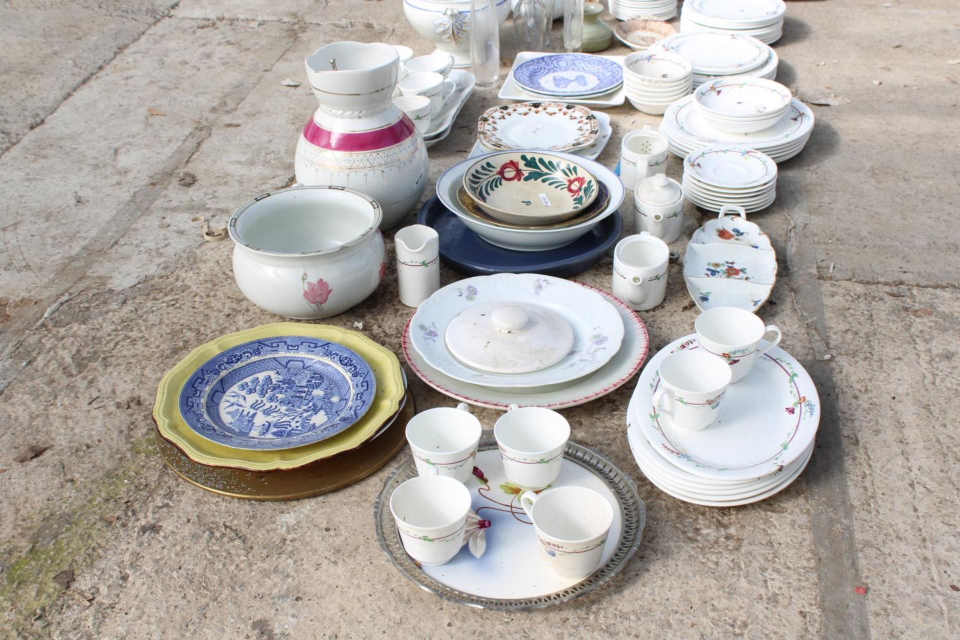 A LARGE ASSORTMENT OF CERAMICS AND GLASS WARE TO INCLUDE PLATES, BOWLS AND A JUG ETC - Image 4 of 4