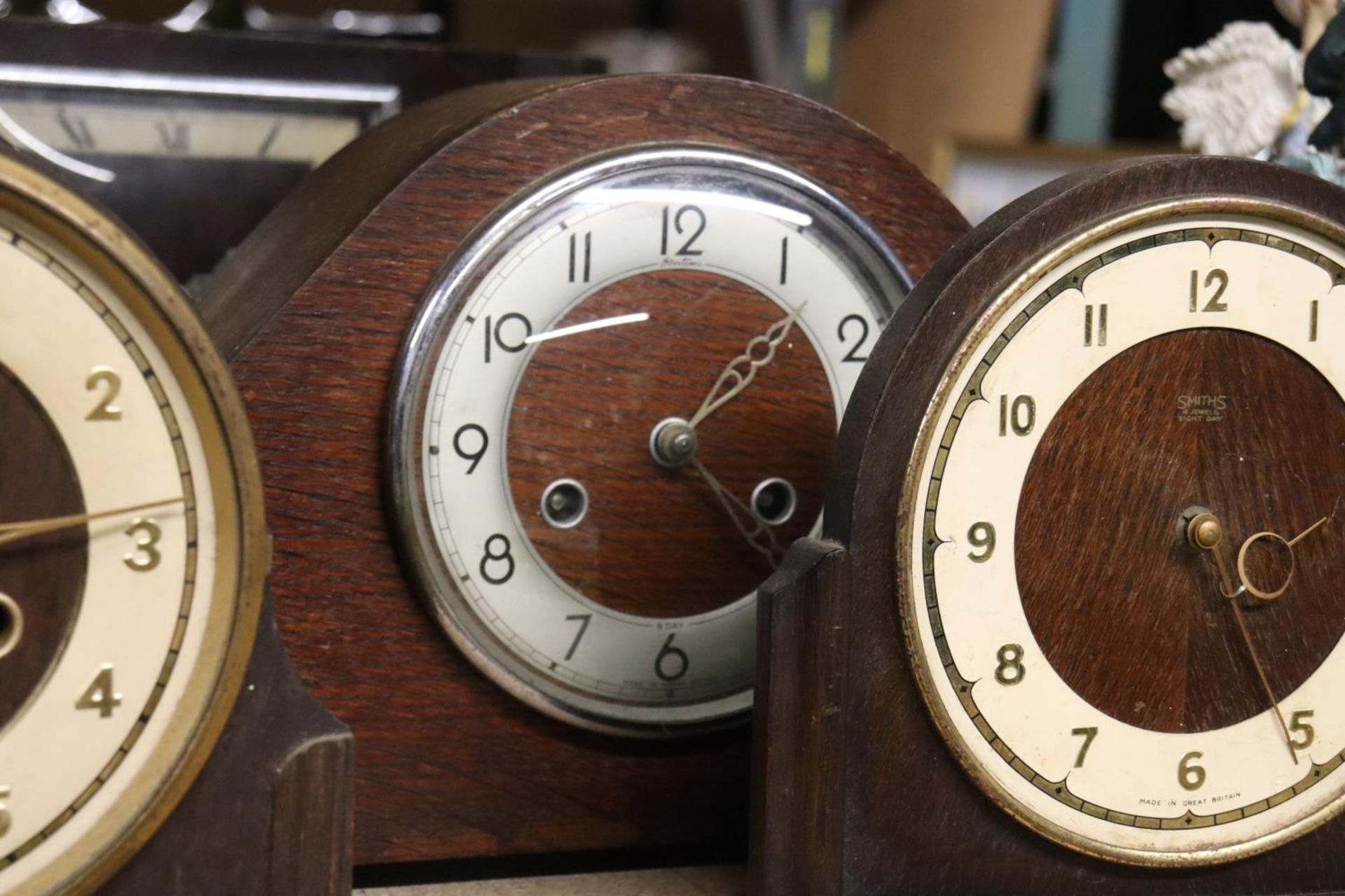 FIVE MAHOGANY AND OAK FRAMED VINTAGE MANTLE CLOCKS, TO INCLUDE SMITHS - Bild 2 aus 5