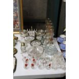 A MIXED LOT OF GLASSWARE TO INCLUDE HUNTING GLASSES, MINIATURE GLASS TANKERS, GLASS ICE CUBES ETC