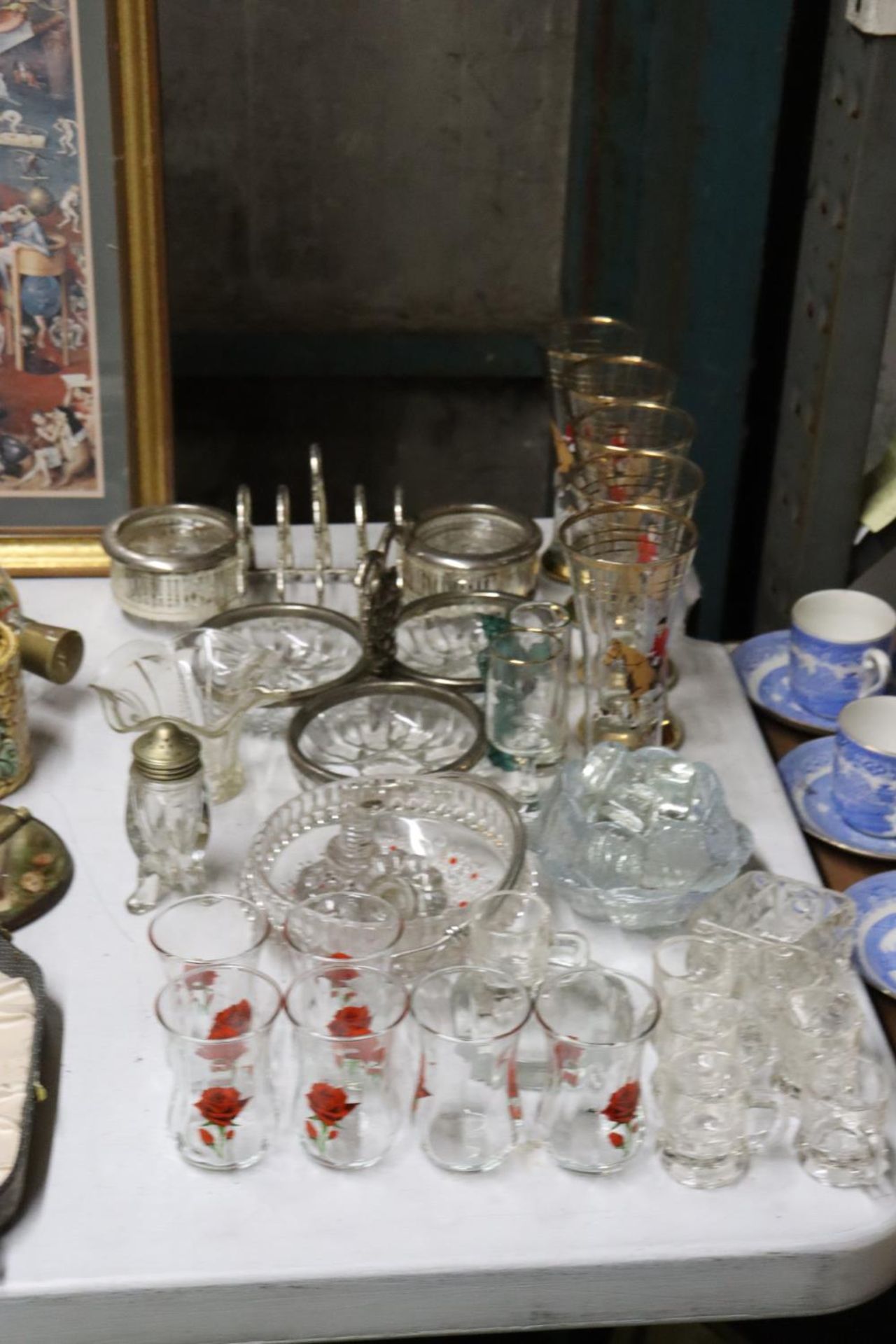 A MIXED LOT OF GLASSWARE TO INCLUDE HUNTING GLASSES, MINIATURE GLASS TANKERS, GLASS ICE CUBES ETC