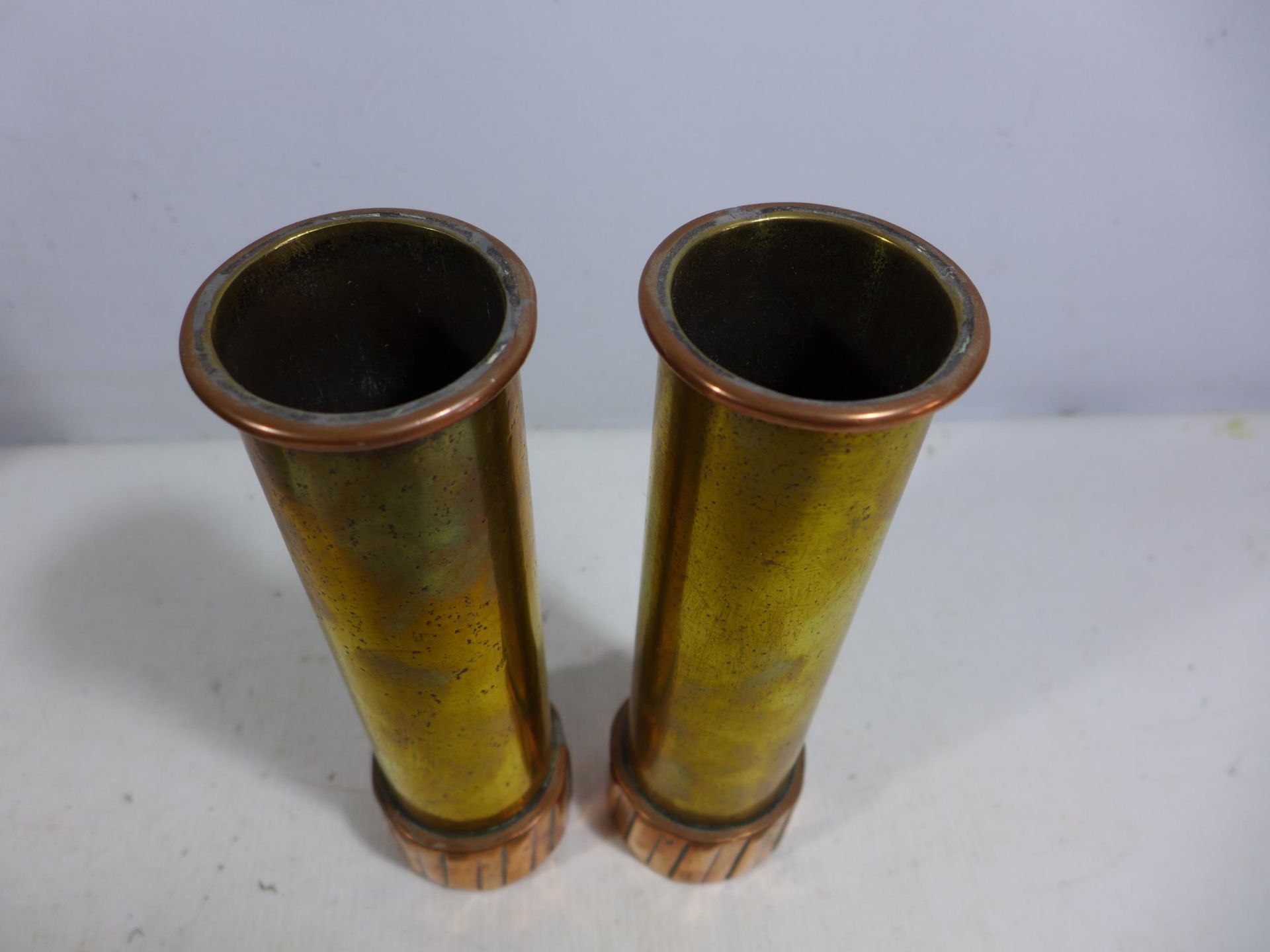 A PAIR OF BRASS EARLY 20TH CENTURY TRENCH ART VASES MADE FROM SHELLS, HEIGHT 20CM - Bild 2 aus 3