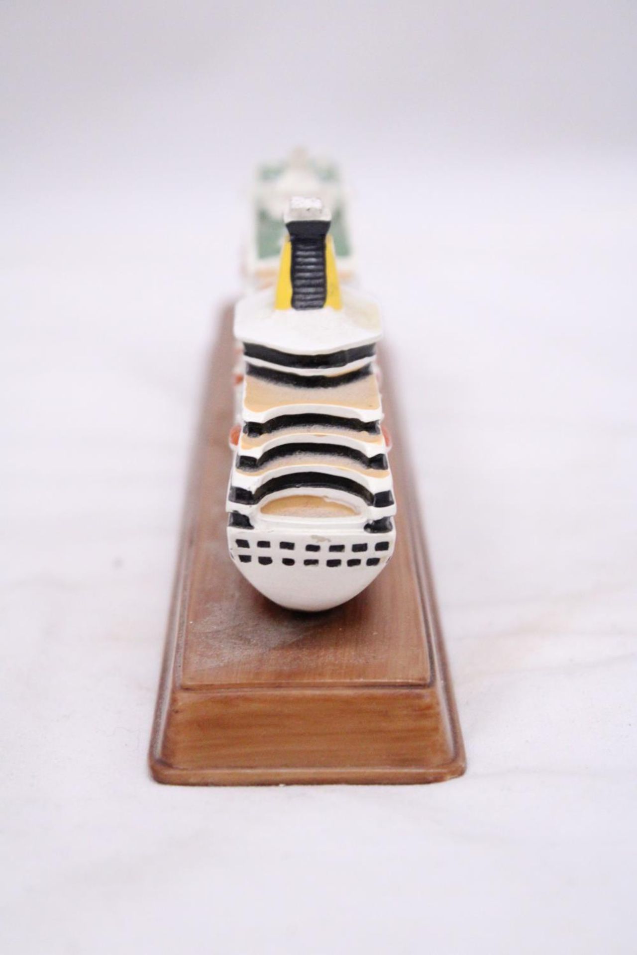 A HEAVY SOLID OCEAN LINER ON WOODEN STAND (ARTEMIS), LENGTH 26CM, HEIGHT 6CM - Image 5 of 6
