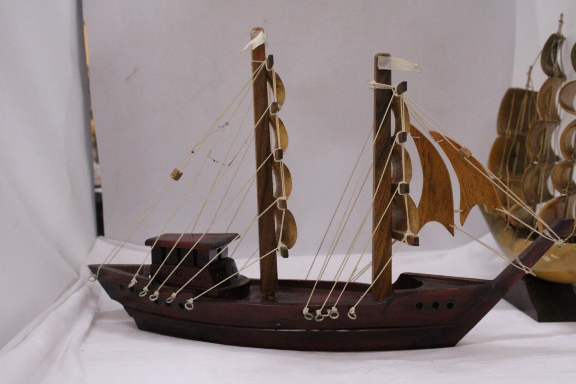 TWO MODELS OF SHIPS TO INCLUDE ONE WOODEN AND ONE HORN - Bild 4 aus 6