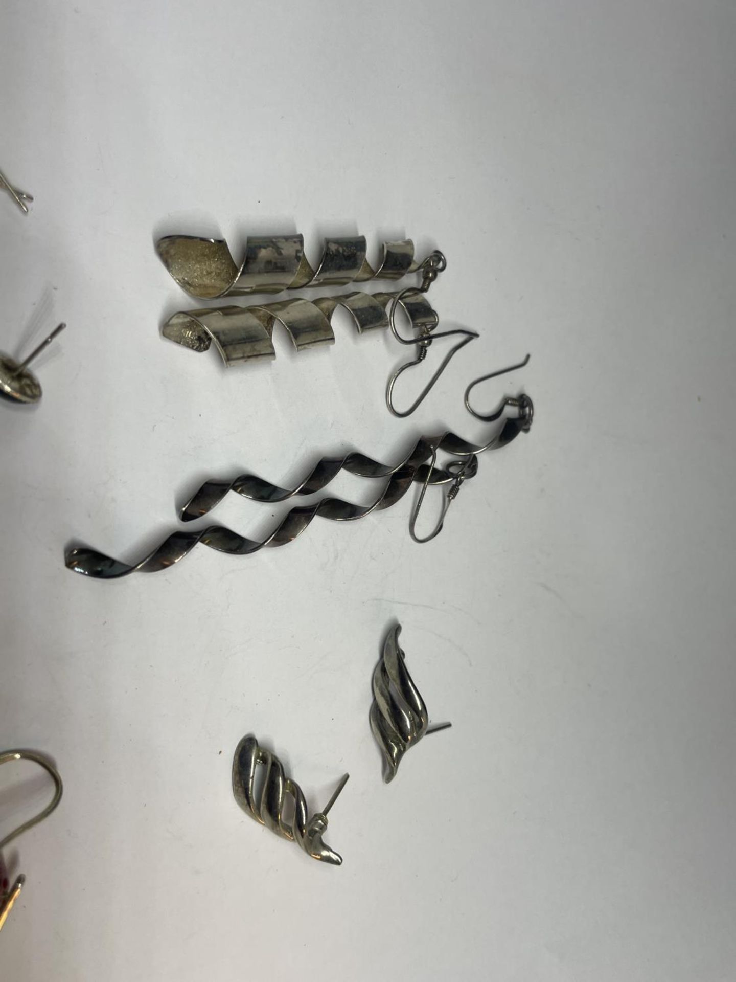 A QUANTITY OF SILVER EARRINGS - Image 2 of 3
