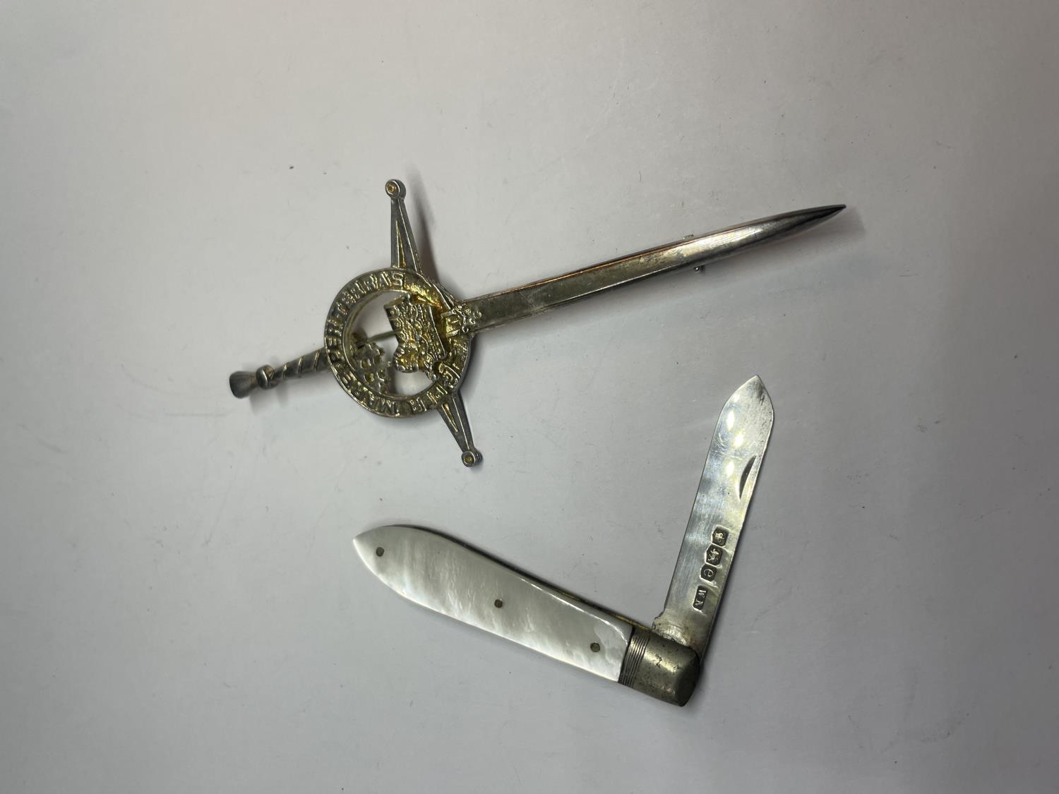 A SILVER KILT PIN AND A SILVER FRUIT KNIFE