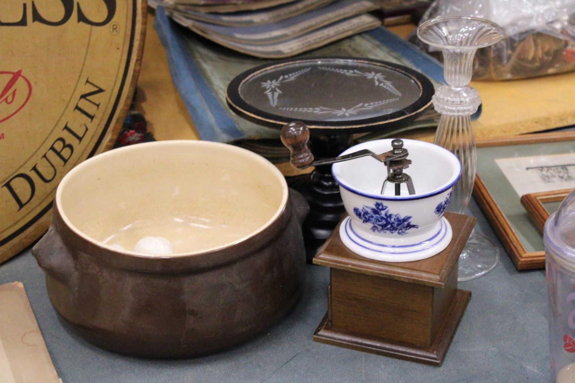 A MIXED LOT TO INCLUDE A CAKE STAND, GLASS CANDLESTICK, COFFEE GRINDER ETC