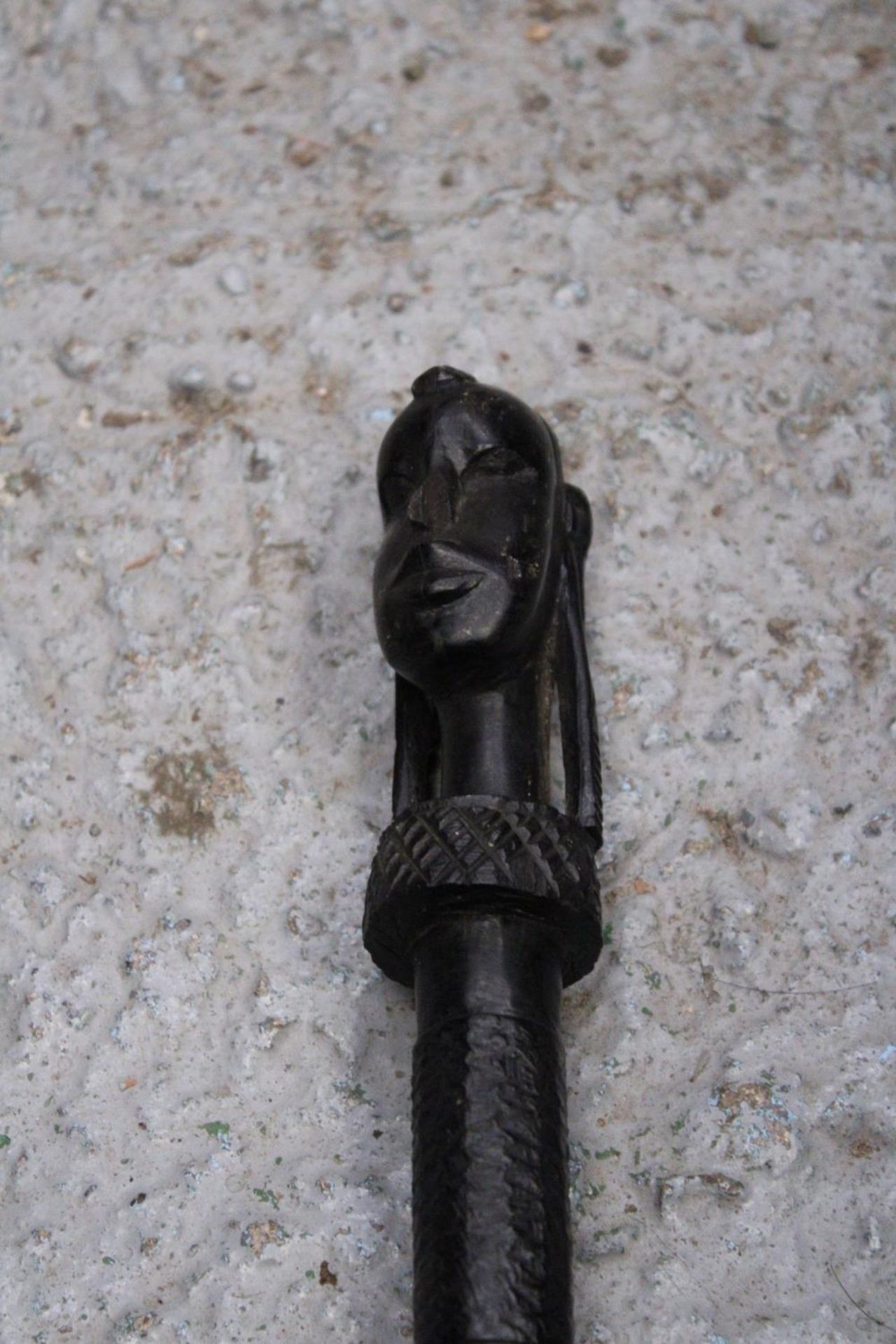 AN ETHNIC AFRICAN BLACK WOODEN SPEAR - WITH CARVED HEAD DECORATION TO THE TOP - Image 3 of 6