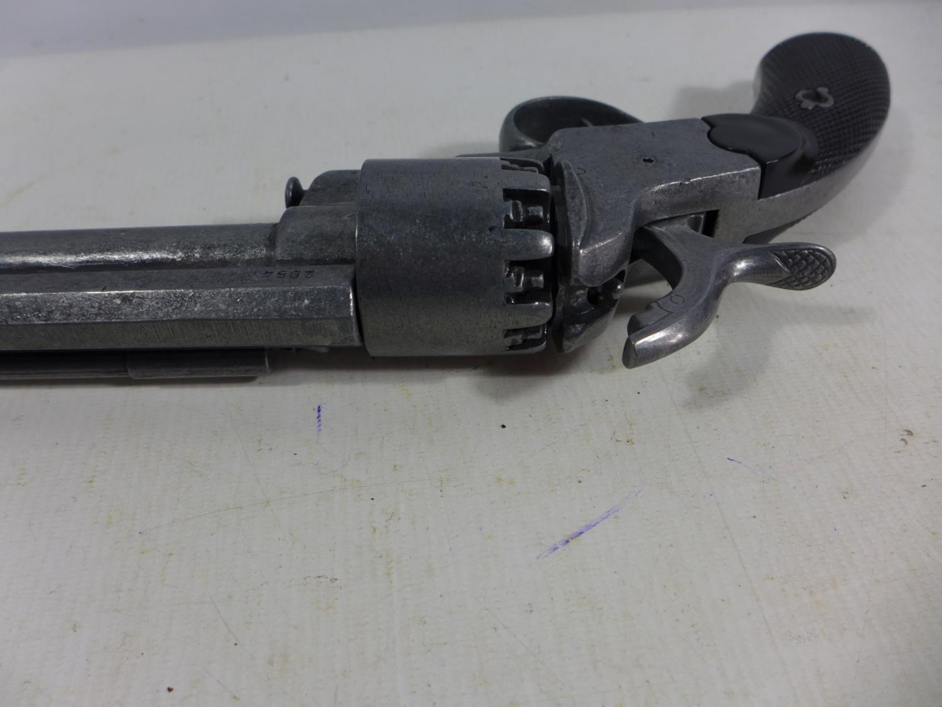 A GOOD QUALITY NON FIRING MODEL DISPLAY LE MAT NINE SHOT PERCUSSION CAP REVOLVER , 17CM BARREL, - Image 4 of 5