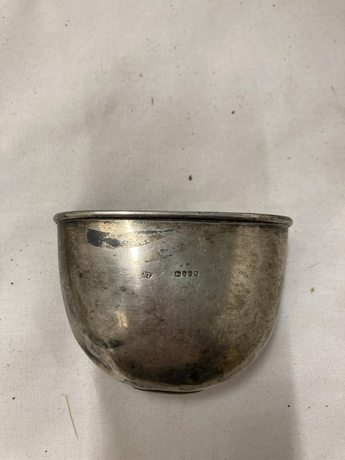 A HALLMARKED LONDON SILVER OVAL CUP - Image 2 of 4