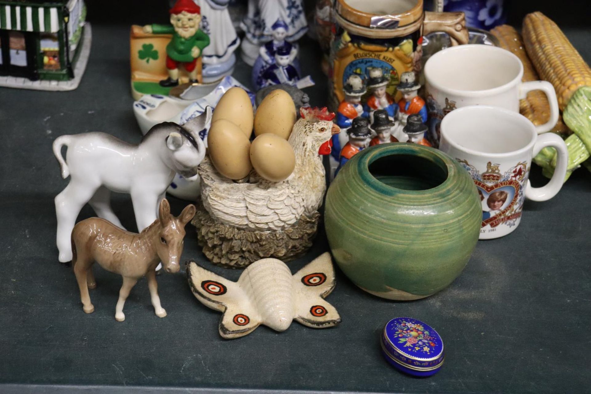 A MIXED LOT OF CERAMICS TO INCLUDE CONTINENTAL FIGURES, DONKEYS, COMMEMORATIVE MUGS, STEINS, DELFT - Image 2 of 6