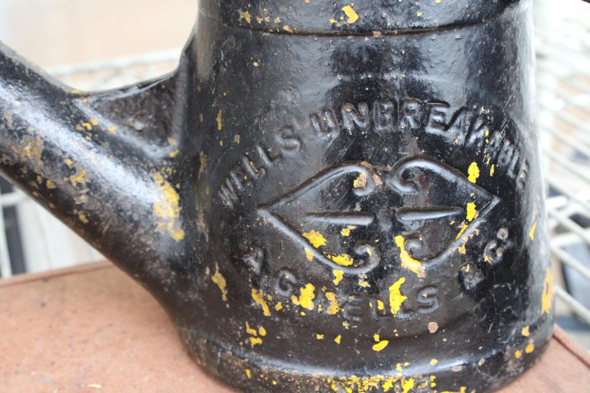 A PAIR OF VINTAGE CAST IRON PARAFIN BURNING KETTLES - Image 4 of 7