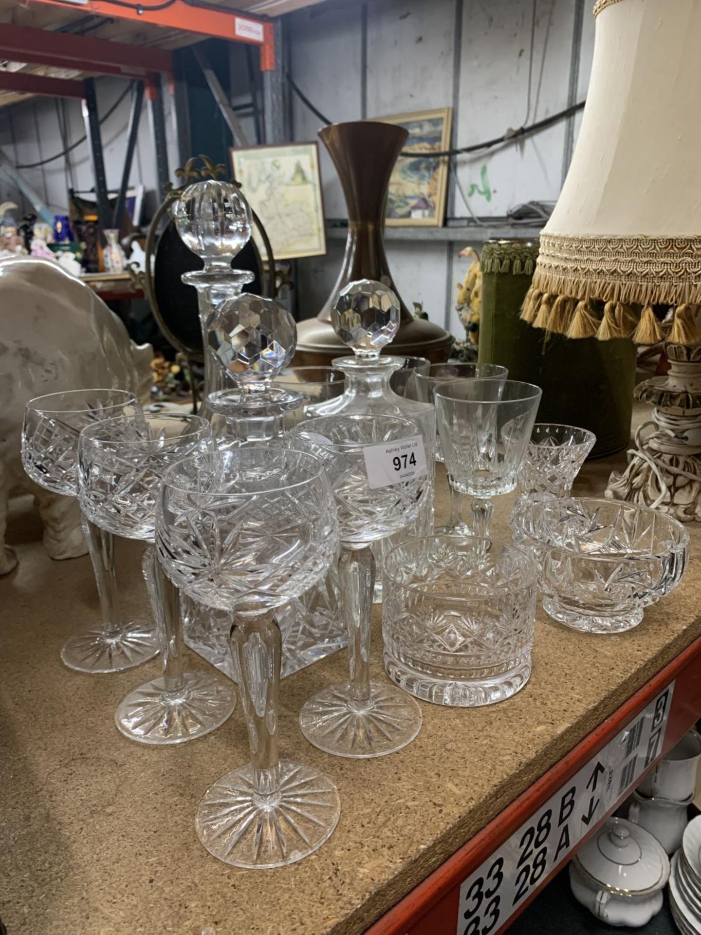 A QUANTITY OF GLASSWARE TO INCLUDE DECANTERS, BOWLS, WINE GLASSES ETC - Image 3 of 3