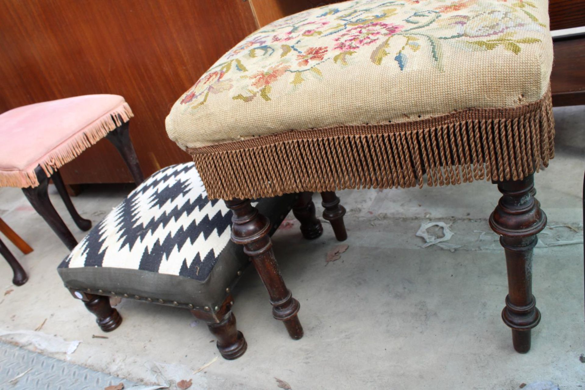 A WADMAN BROS (BATH) MAHOGANY STOOL WITH WOOLWORK TOP AND TWO OTHER STOOLS - Bild 2 aus 2