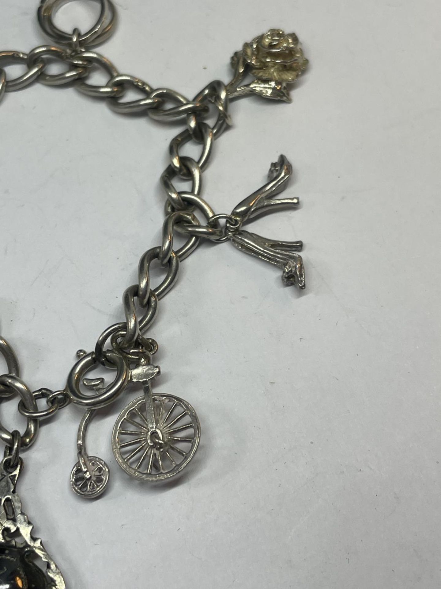 A SILVER CHARM BRACELET - Image 4 of 4